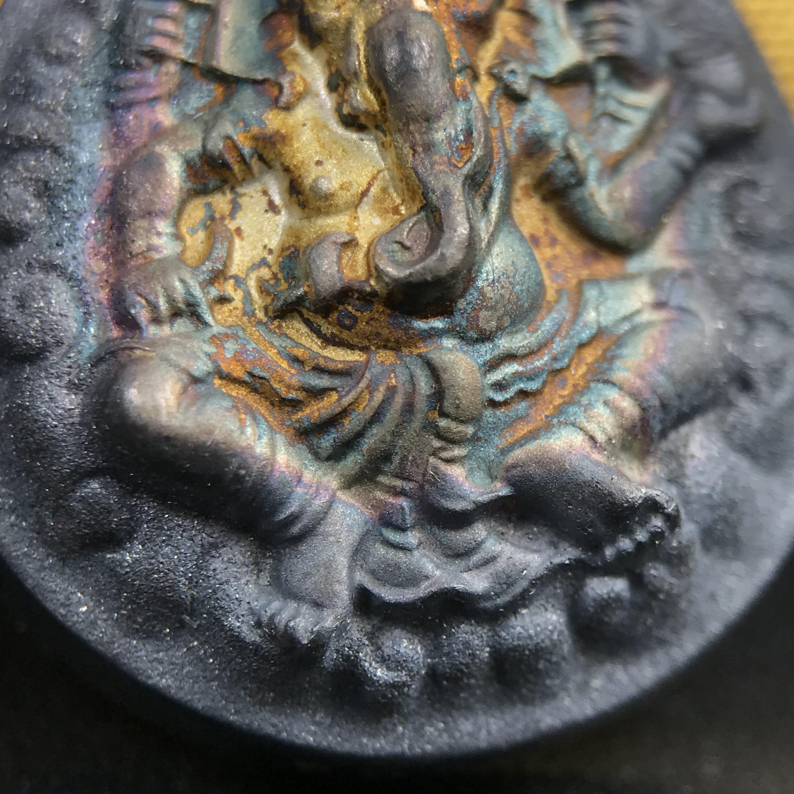 เหรียญพระพิฆเนศวร ญสส. ชุดกาญจนาภิเษกครองราชย์ 50 ปี พุทธศักราช 2538 พิมพ์ใหญ่(2.9 ซม.) เนื้อเงินผิวเดิมกลับดำขึ้นสีรุ้งเข้มขลังงดงามธรรมชาติสร้างสรรค์ สภาพสวยเดิมพร้อมกล่องบรรจุเดิม ตอกโค๊ดหมายเลขกำกับ(1ใน 5539องค์)สี สวย แบบ นิยม หายาก