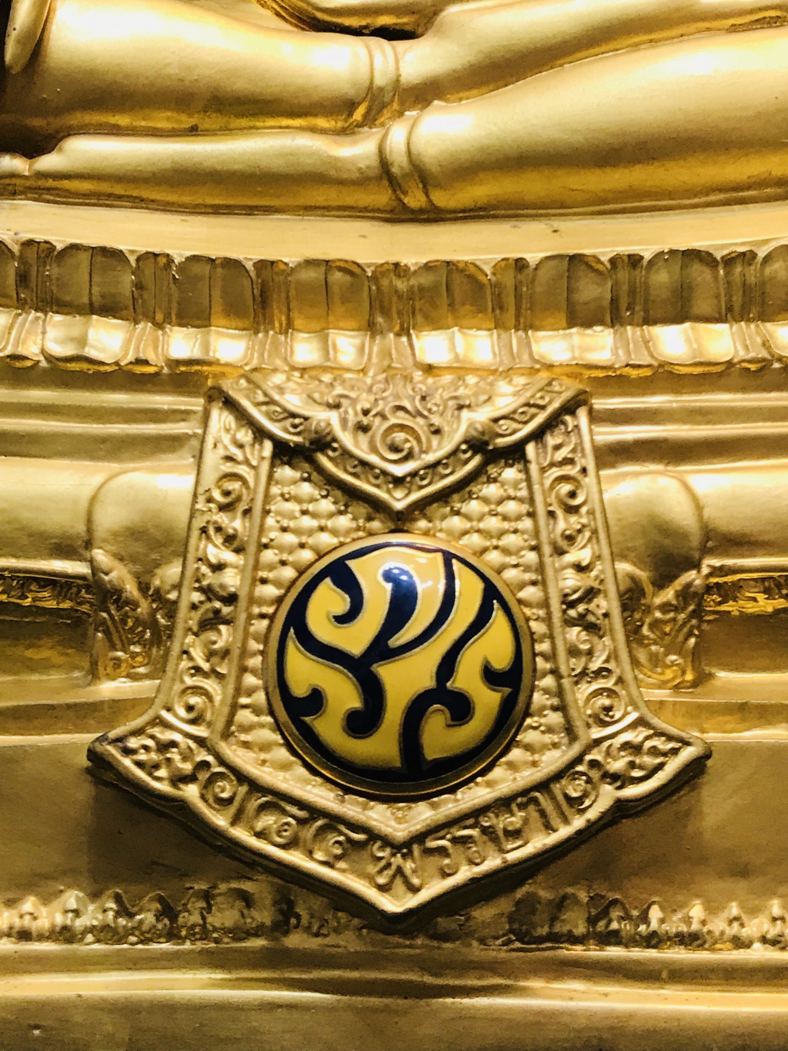 พระพุทธชินราช(จำลอง)ภปร. 84พรรษา เนื้อโลหะ ลงรักปิดทอง 100% ขนาดหน้าตัก 9 นิ้ว(ใต้ฐานบรรจุพระพุทธชินราชเนื้อผงพระราชทานมวลสาร จิตรลดาและเส้นพระเจ้า(เส้นผม))