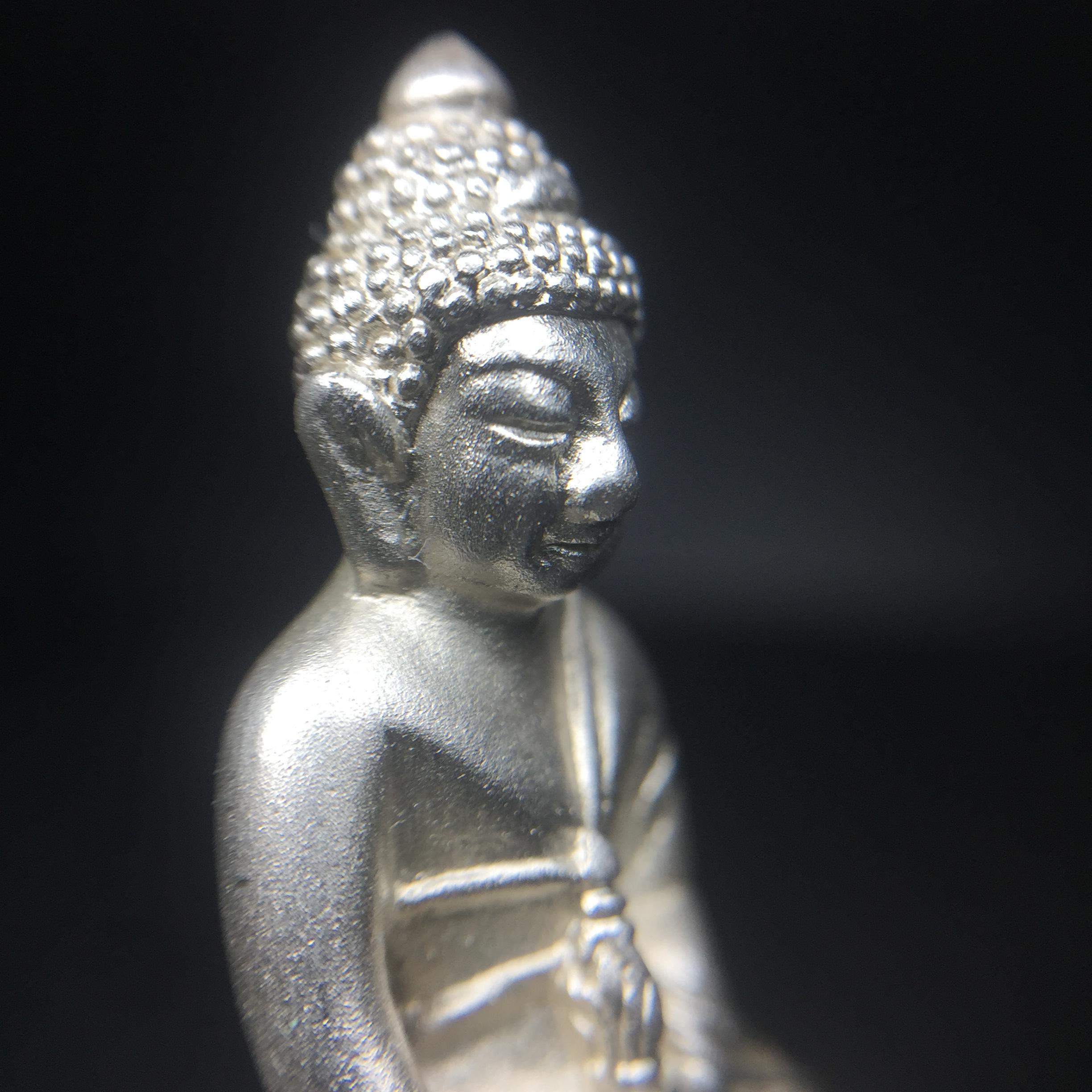 พระกริ่งสมเด็จญาณ วัดบวรนิเวศวิหาร เนื้อเงินบริสุทธิ์ 92.5% ตรากาญจนาภิเษกทองคำ(เนื้อทองคำแท้) พระราชทานแจกเมื่อ 3 ตุลาคม 2538 จัดสร้างในวโรกาส สมเด็จพระญาณสังวร สมเด็จพระสังฆราช ฉลองพระชนมายุครบ 82 พรรษา และฉลองครองราชสมบัติครบ 50 ปี รัชกาลที่ 9(หายาก)