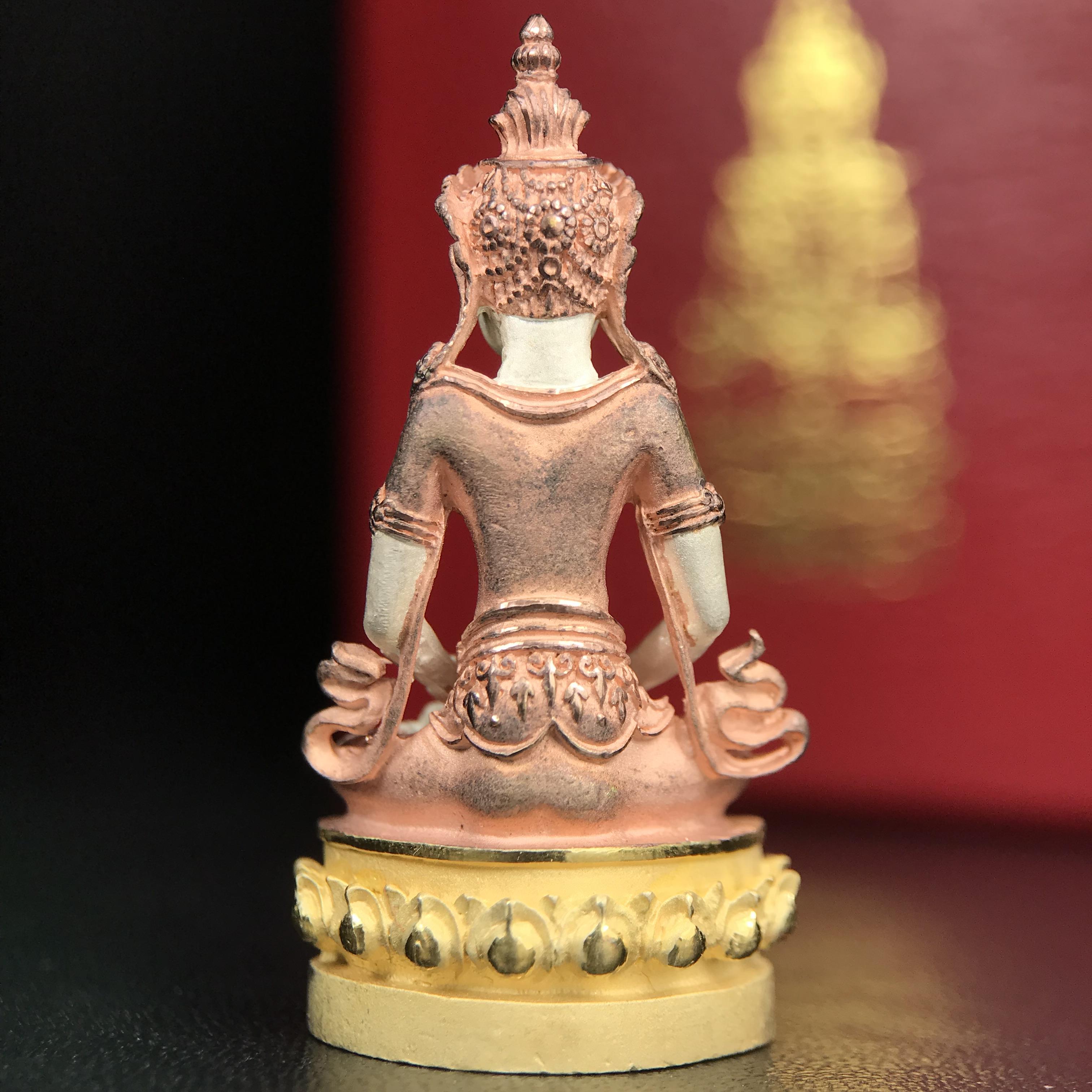 พระกริ่งอวโลกิเตศวร ( เจ้าแม่กวนอิม ) วัดโพธิ์แมนคุณาราม รุ่นอุดมโภคทรัพย์ พ.ศ.2539 เนื้อเงิน 3 กษัตริย์ (องค์พิเศษกรรมการ ฝังเพชรตำแหน่งดวงตาที่สามกลางหน้าผาก 1 เม็ด)(อีกหนึ่งรุ่นยอดนิยม พุทธศิลป์สวยงดงาม)***องค์พิเศษกรรมการฝังเพชร พบเจอน้อยหายากมาก***