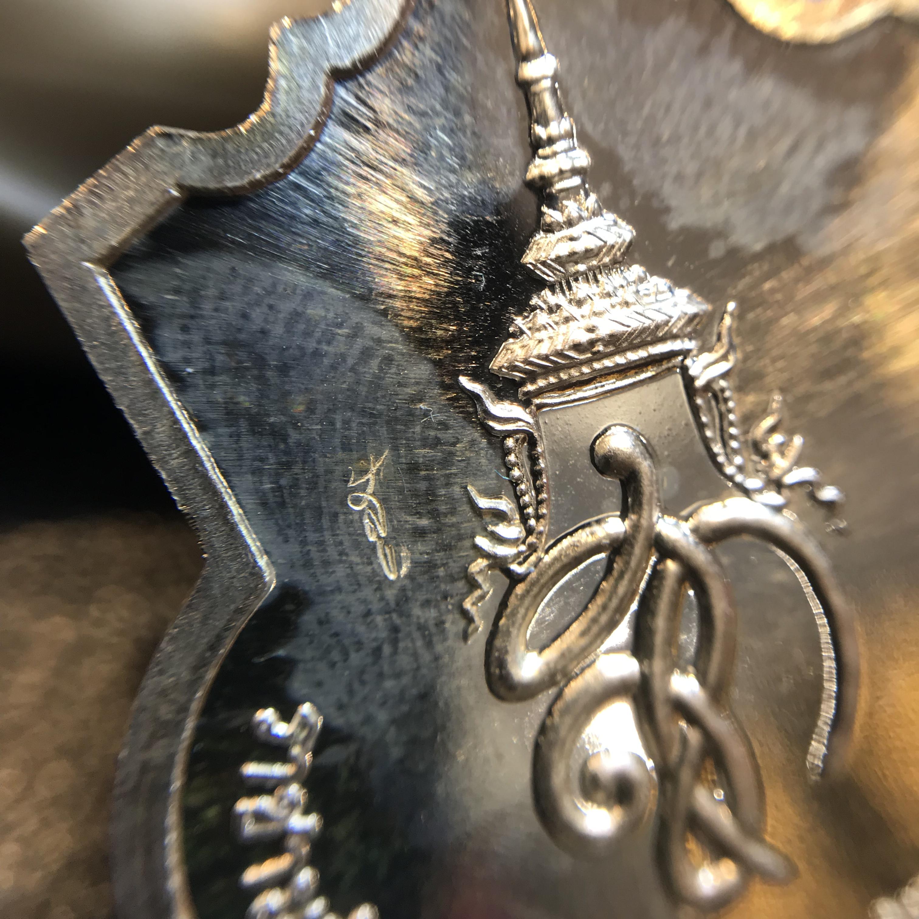 เหรียญสมเด็จพระนเรศวรมหาราช รุ่นสู้ หลัง สก. พิธีใหญ่ ปี 2548 เนื้อเงิน ผิวเดิมขึ้นสีรุ้งสวยนิยม พร้อมกล่อง