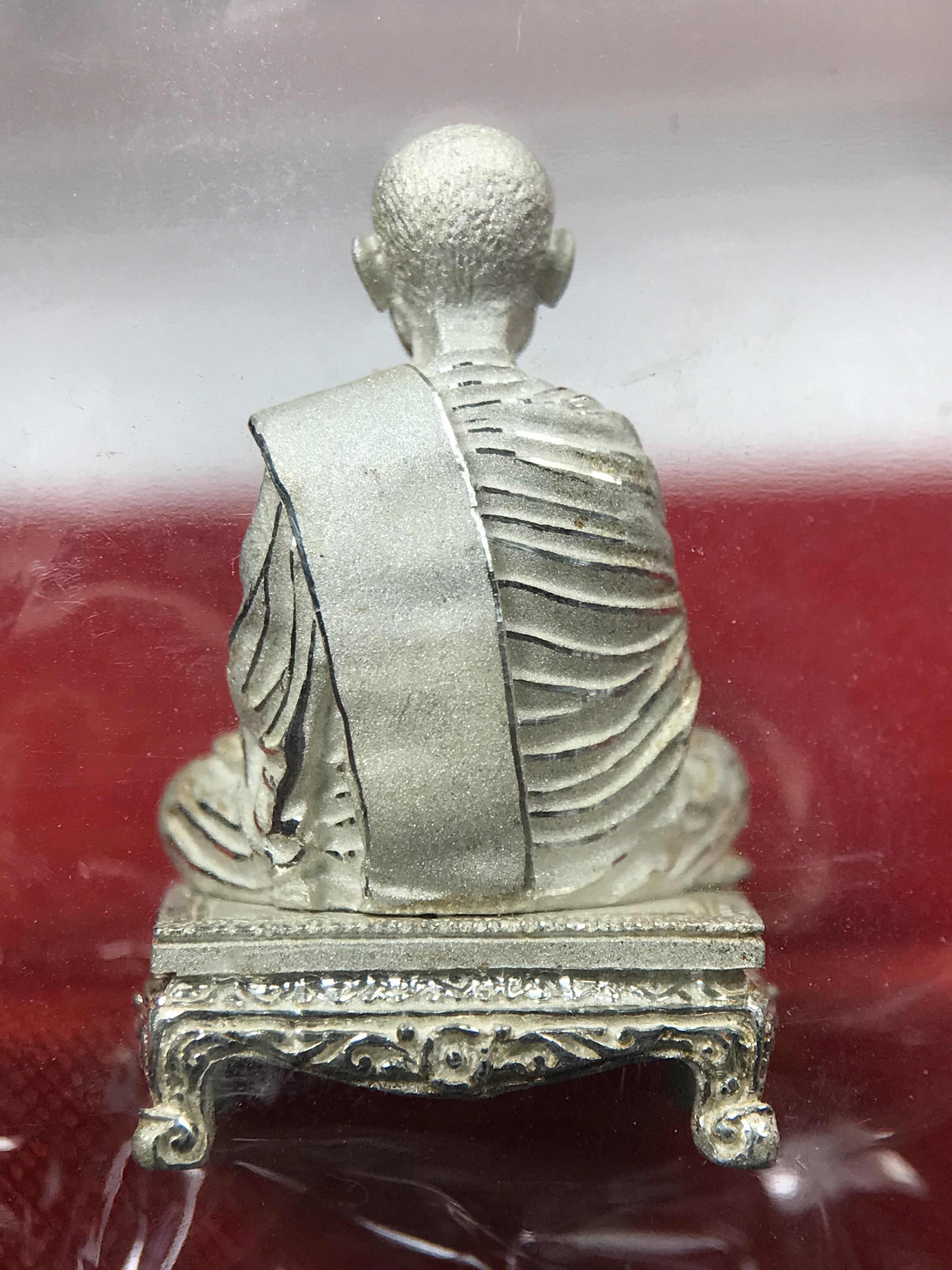 สมเด็จพุฒาจารย์ (โต พรหมรังสี) อนุสรณ์ 128 ปี สมเด็จพระญาณสังวร สมเด็จพระสังฆราช ทรงเมตตาอธิฐานจิต ปี 2543 มหาพุทธาภิเษก 3วาระ รูปเหมือนลอยองค์พิมพ์ใหญ่เนื้อเงิน ขนาด 1.5 x 2.5 ซม. ทรงคุณค่าทั้งด้านความงานด้านพุทธศิลป์ และพุทธคุณ