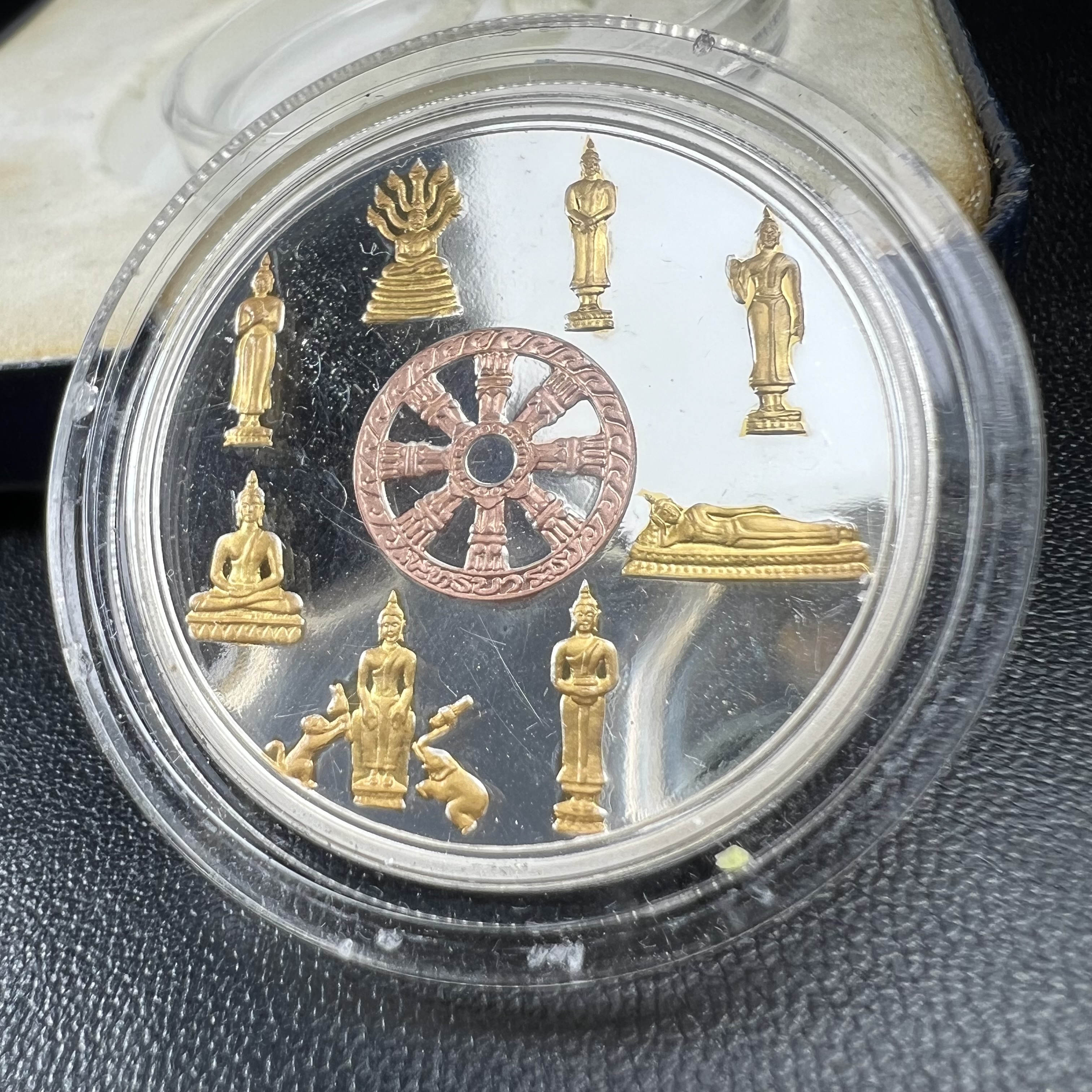 เหรียญพระแก้วมรกต พระพุทธชินราช พระพุทธโสธร รุ่นพุทธบารมี ปี 2540 เนื้อเงินขัดเงา 99.9% ชุบ 3 กษัตริย์ พร้อมกล่องบรรจุเดิม พิธีพุทธาภิเษก 2 พิธี มหามงคล (พระพุทธคู่บ้านคู่เมือง รูปแบบเหรียญสวยงดงามมาก พิธีใหญ่ เป็นที่นิยม)สร้างน้อยหายาก 1 ใน 500 เหรียญ