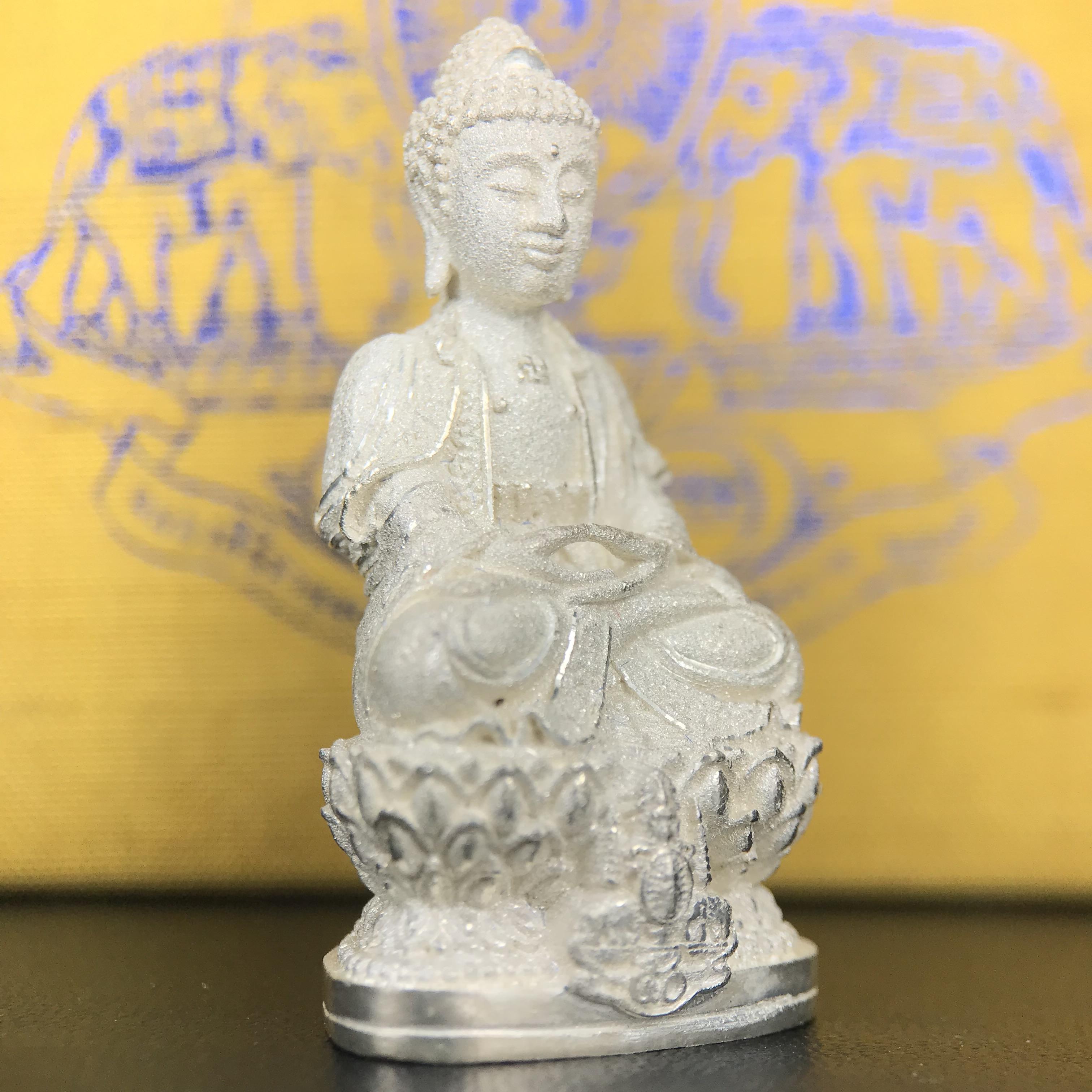 พระกริ่งจีน "ต้าเยิ่นถะ" ชุดกาญจนาภิเษกครองราชย์ 50 ปี วัดบวรนิเวศวิหาร ปี 2538 เนื้อเงินพ่นทรายขัดเงาบางส่วน 99.99% สูง 3.8 ซม. (คัดสภาพสวยเดิม พิธีใหญ่ พุทธศิลป์งดงาม) สภาพสวยเดิมพร้อมกล่องบรรจุเดิม ตอกโค๊ดหมายเลขกำกับ1 ใน 6001 องค์