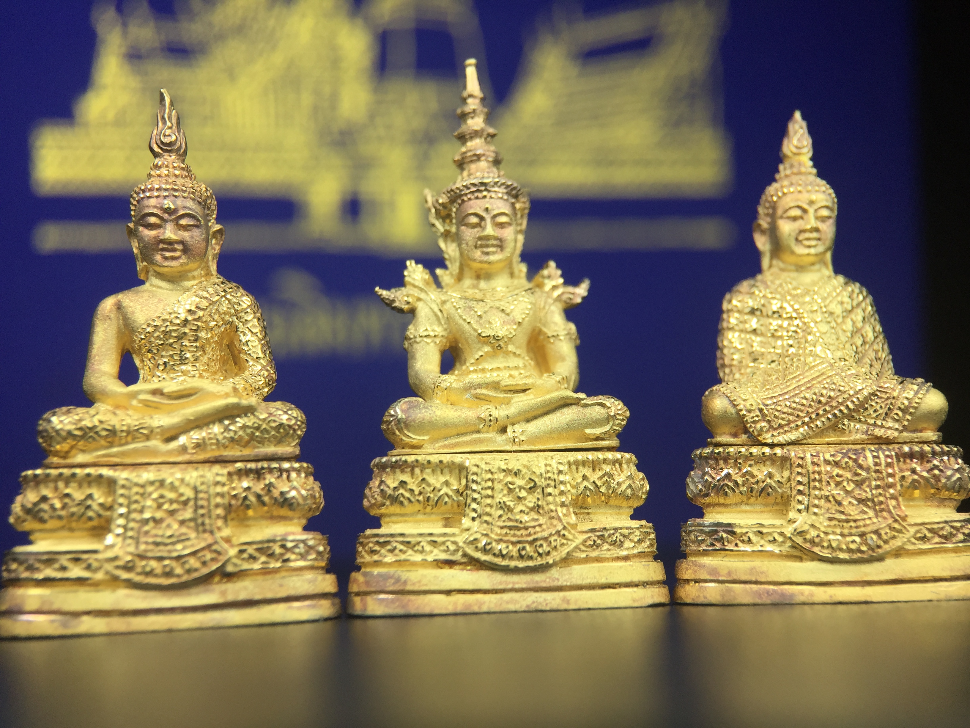 พระพุทธมหามณีรัตนปฎิมากร(พระแก้วมรกต)รุ่น เฉลิมพระเกียรติ วัดพระศรีรัตนศาสดารามราม(วัดพระแก้ว) ปี2543 เนื้อเงินชุบทองพ่นทรายขัดเงาบางส่วน พิมพ์ใหญ่ลอยองค์ ชุด 3 ฤดู ตอกโค๊ตหมายเลขเดียวกันทั้ง3องค์ ชุดหมายเลข( ช147)สภาพผิวสวยดุจทองคำกล่องบรรจุเดิมครบ