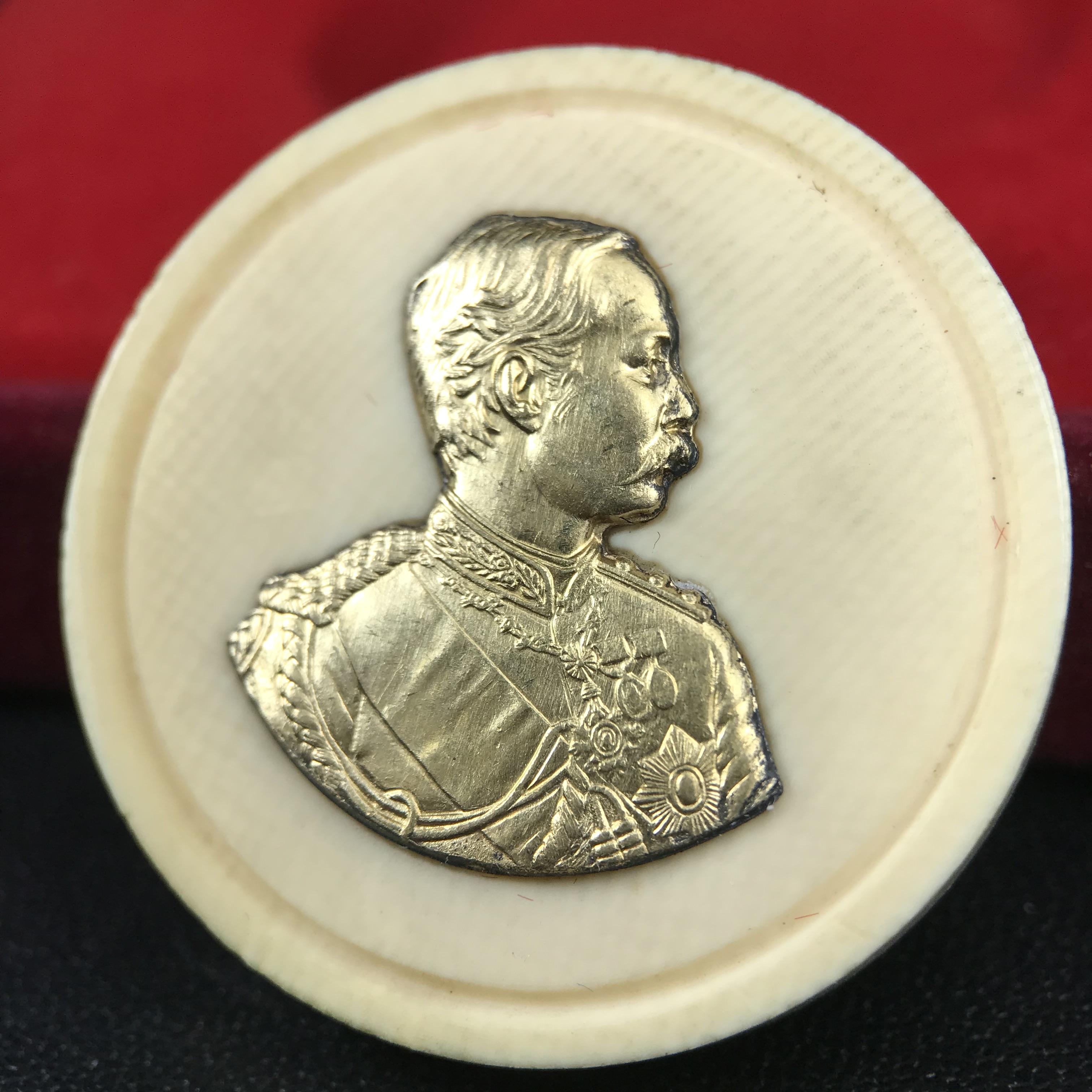 เหรียญรัชกาลที่ 5 คชสารหมื่นปี หลวงพ่ออุตตมะ วัดวังก์วิเวการาม ปี 2540 พิมพ์ใหญ่ขนาด 3.0 ซม. หน้ากากทองคำบริสุทธิ์ 99.99% (ผิวสวยเดิม)พร้อมกล่องบรรจุเดิมครบ(ควรคู่ผู้รู้คุณค่า ด้วยวัตถุมงคล เสริมบุญญาบารมี)