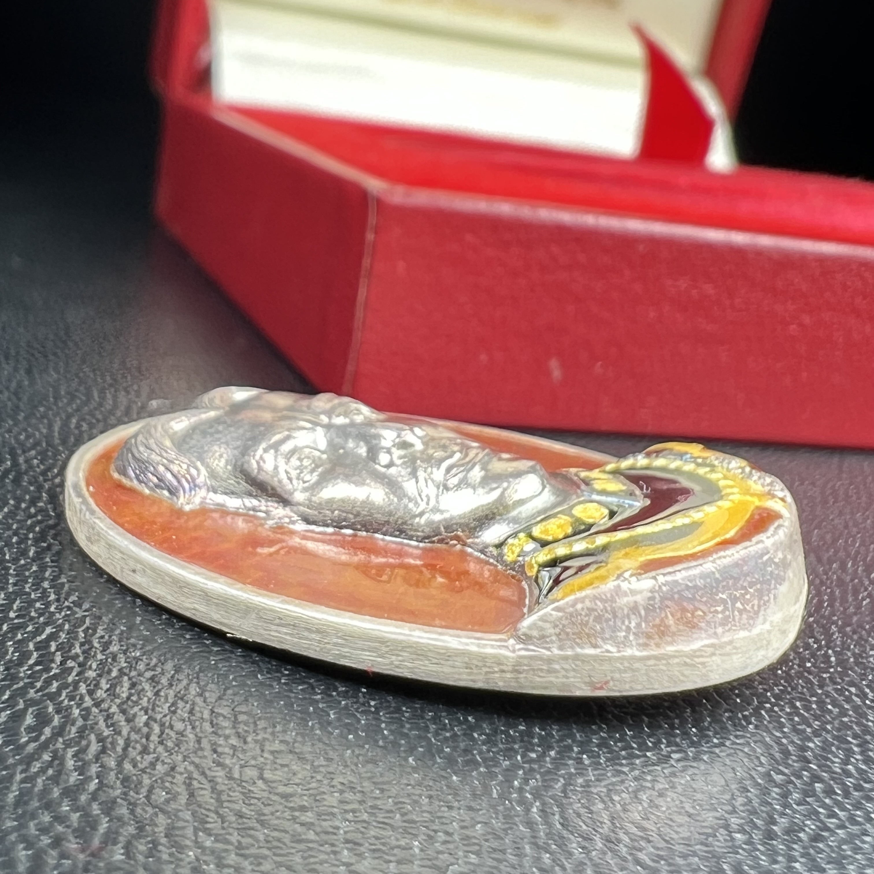 เหรียญพระบรมรูปเหมือนสมเด็จพระเจ้าตากสินมหาราช รุ่นโชคมงคล ปี 2545 เนื้อเงินลงยา พิธีเทวาภิเษก ณ อนุสาวรีย์ วัดพิชัยสงคราม ณ พระวิหารสมเด็จพระเจ้าตากสินมหาราช วัดอินทาราม ธนบุรี พิธีบวงสรวงขอบารมี ณ อนุสาวรีย์พระเจ้ากรุงธนบุรี วงเวียนใหญ่(พิธีใหญ่สภาพสวย)