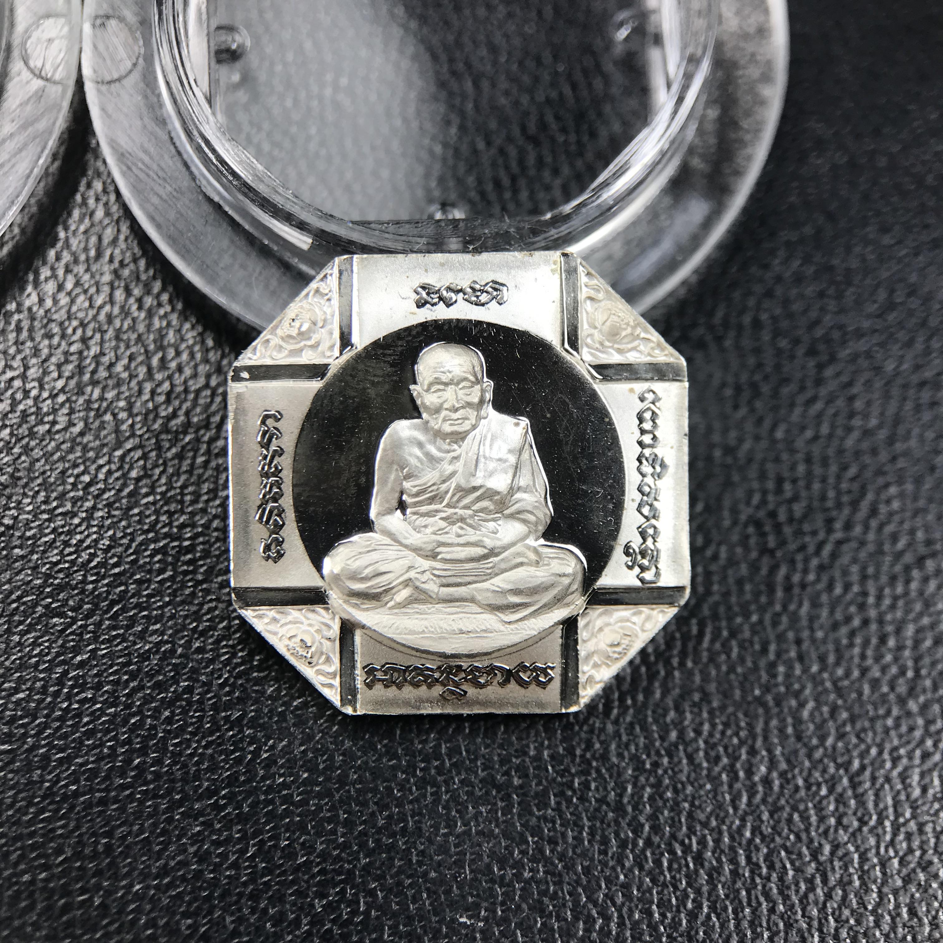 เหรียญหลวงพ่อทวด รุ่นสมเด็จเจ้าฟ้ามหาจักรี 48พรรษา โดยสภากาชาดไทย ปี2546 ชุดเหรียญเนื้อเงิน4ขนาด(ครบชุดพร้อมตลับบรรจุเดิม)พุทธาภิเษก ณ วัดช้างให้ จังหวัดปัตตานี