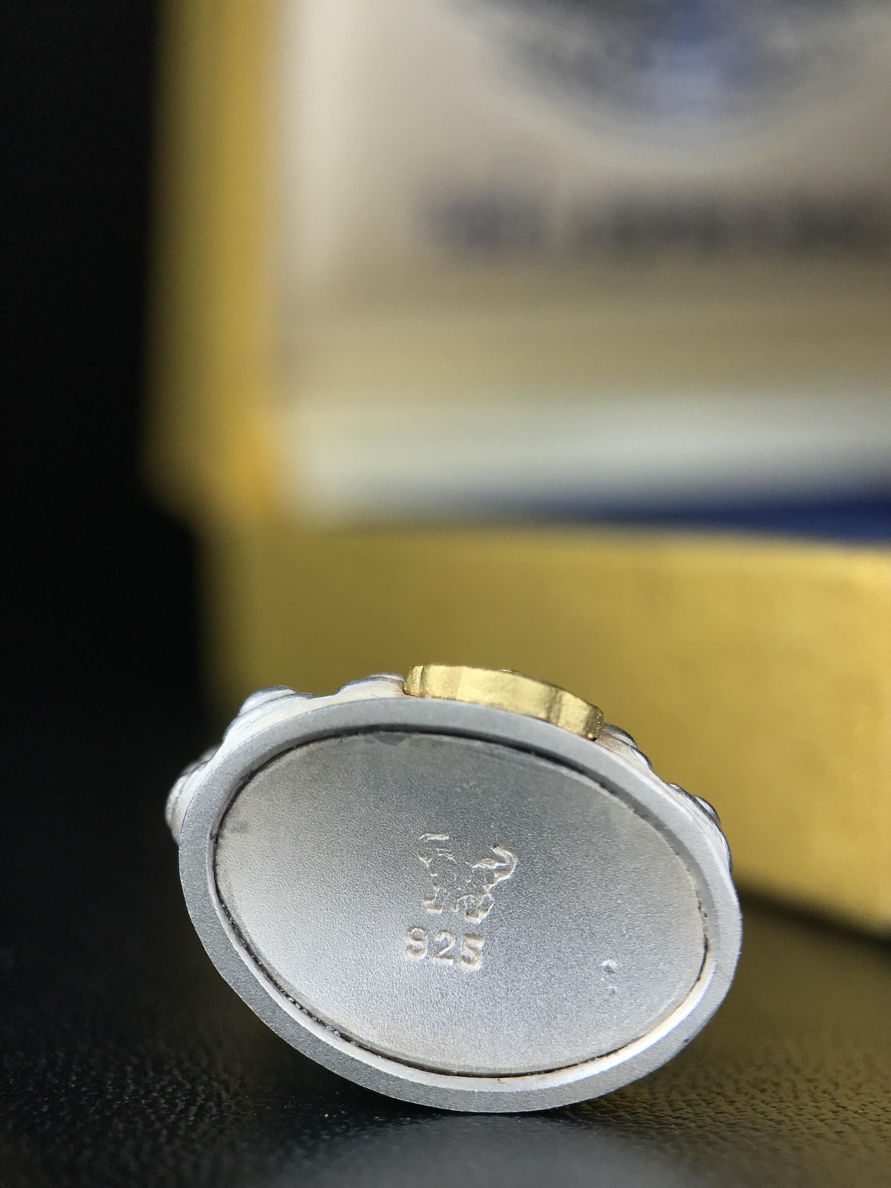 พระกริ่งสมเด็จญาณ วัดบวรนิเวศวิหาร เนื้อเงินบริสุทธิ์ 92.5% ตรากาญจนาภิเษกทองคำ(เนื้อทองคำแท้) พระราชทานแจกเมื่อ 3 ตุลาคม 2538 จัดสร้างในวโรกาส สมเด็จพระญาณสังวร สมเด็จพระสังฆราช ฉลองพระชนมายุครบ 82 พรรษา และฉลองครองราชสมบัติครบ 50 ปี รัชกาลที่ 9 (หายาก)