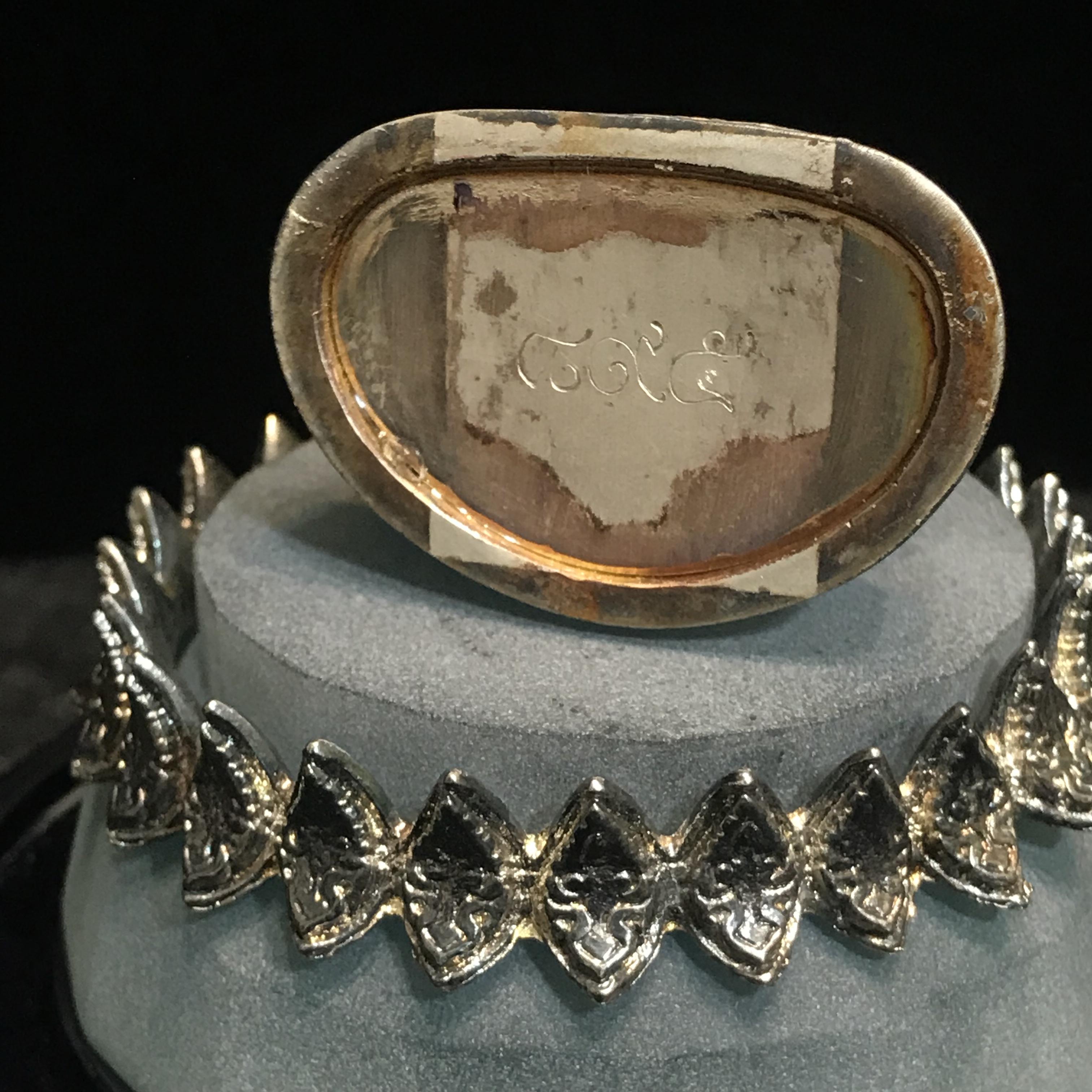 พระแก้วมรกต ภปร.(รุ่นแรก) ปี2545 รุ่นฉลองกรุงรัตนโกสินทร์ครบ 220 ปี หล่อลอยองค์ เนื้อเงิน ขนาดบูชา 50*90 มม. พร้อมฐานวางครอบแก้วเดิม(สวยงามและหายากมาก)