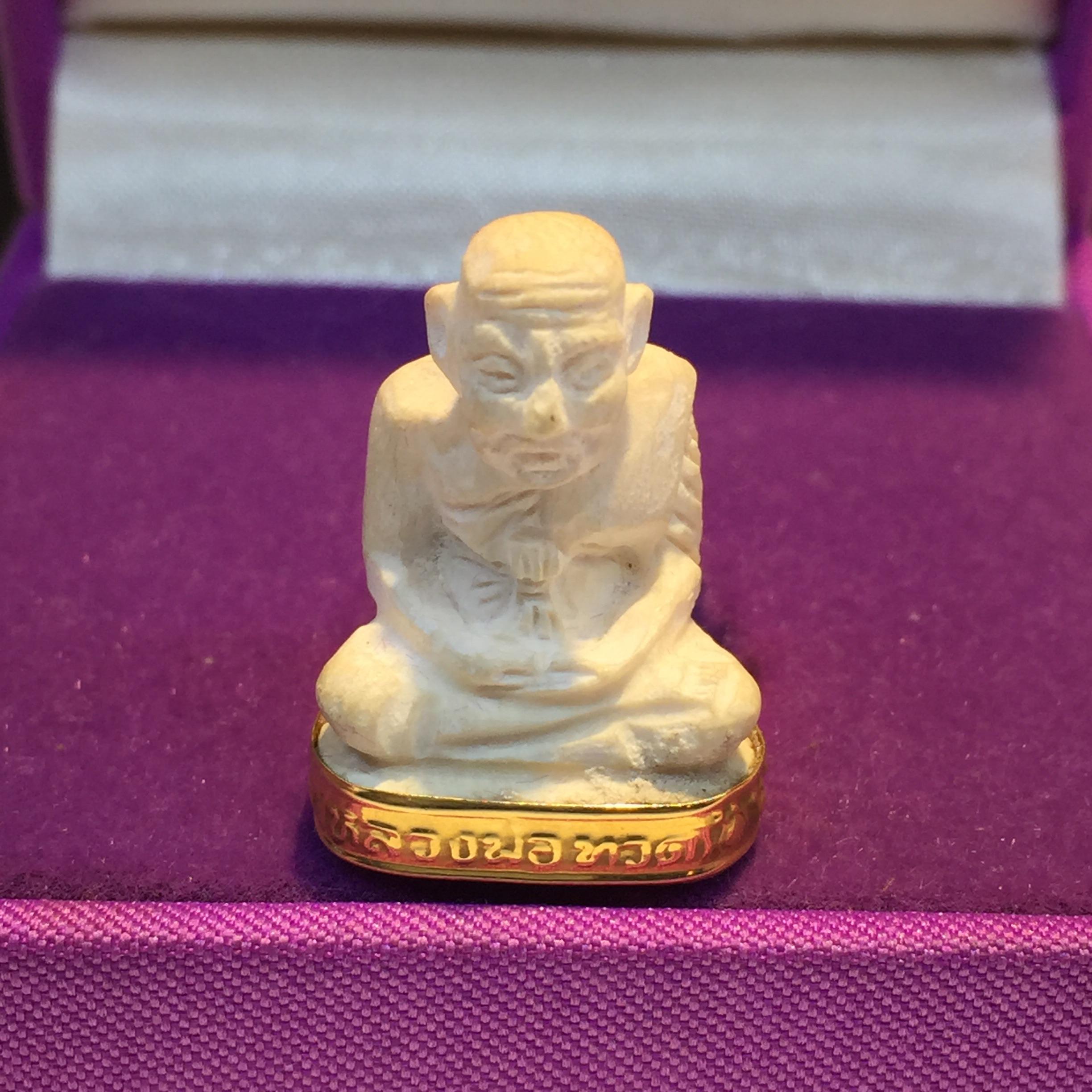 สมเด็จหลวงปู่ทวด รุ่นคชสารหมื่นปี (ศิลปาชีพ) วัดช้างให้ ปี2541(พิมพ์ลอยองค์ฐานทองคำ)นิยม