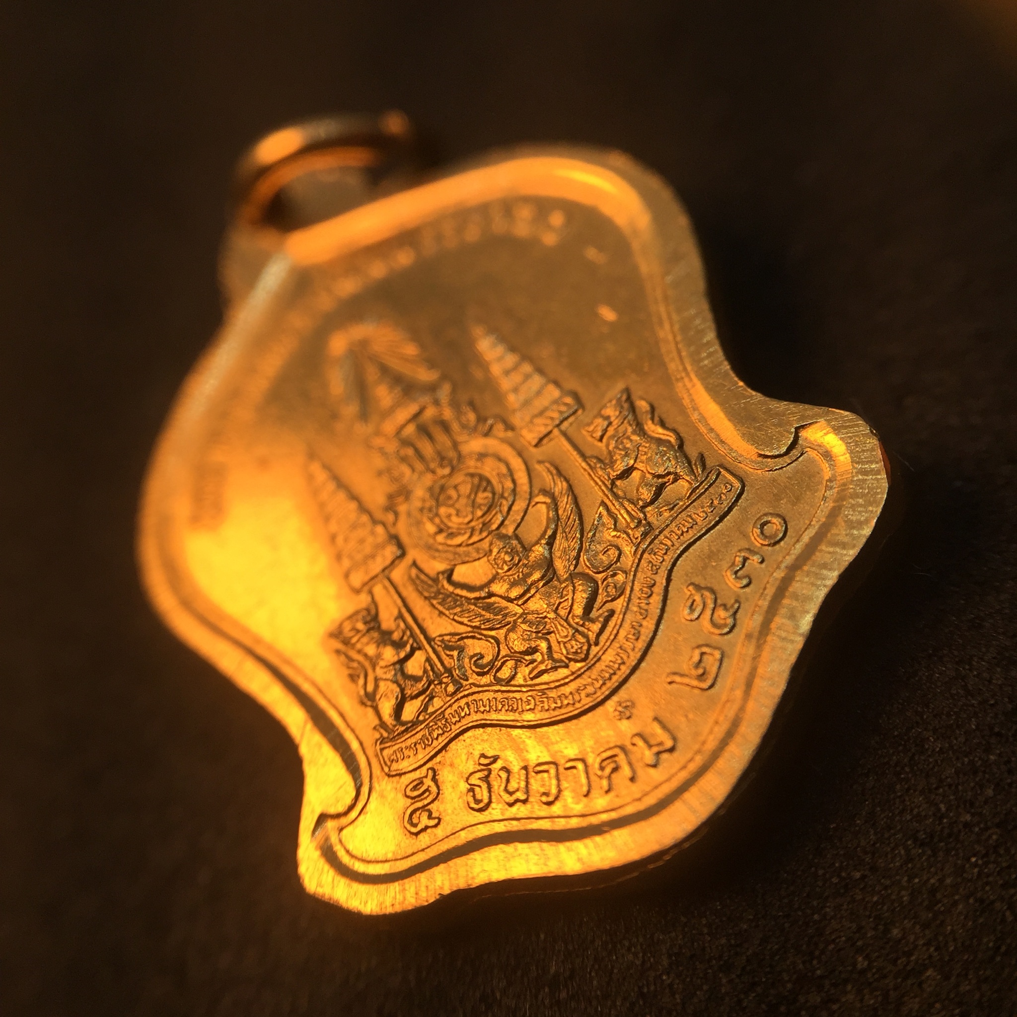 เหรียญที่ระลึกมหามงคลพระชนพรรษา 60 ปี 5 รอบ ปี2530 เนื้อทองคำ พิมพ์เล็ก ทรงเสมา(ระฆังคว่ำ)หายากสร้างน้อย