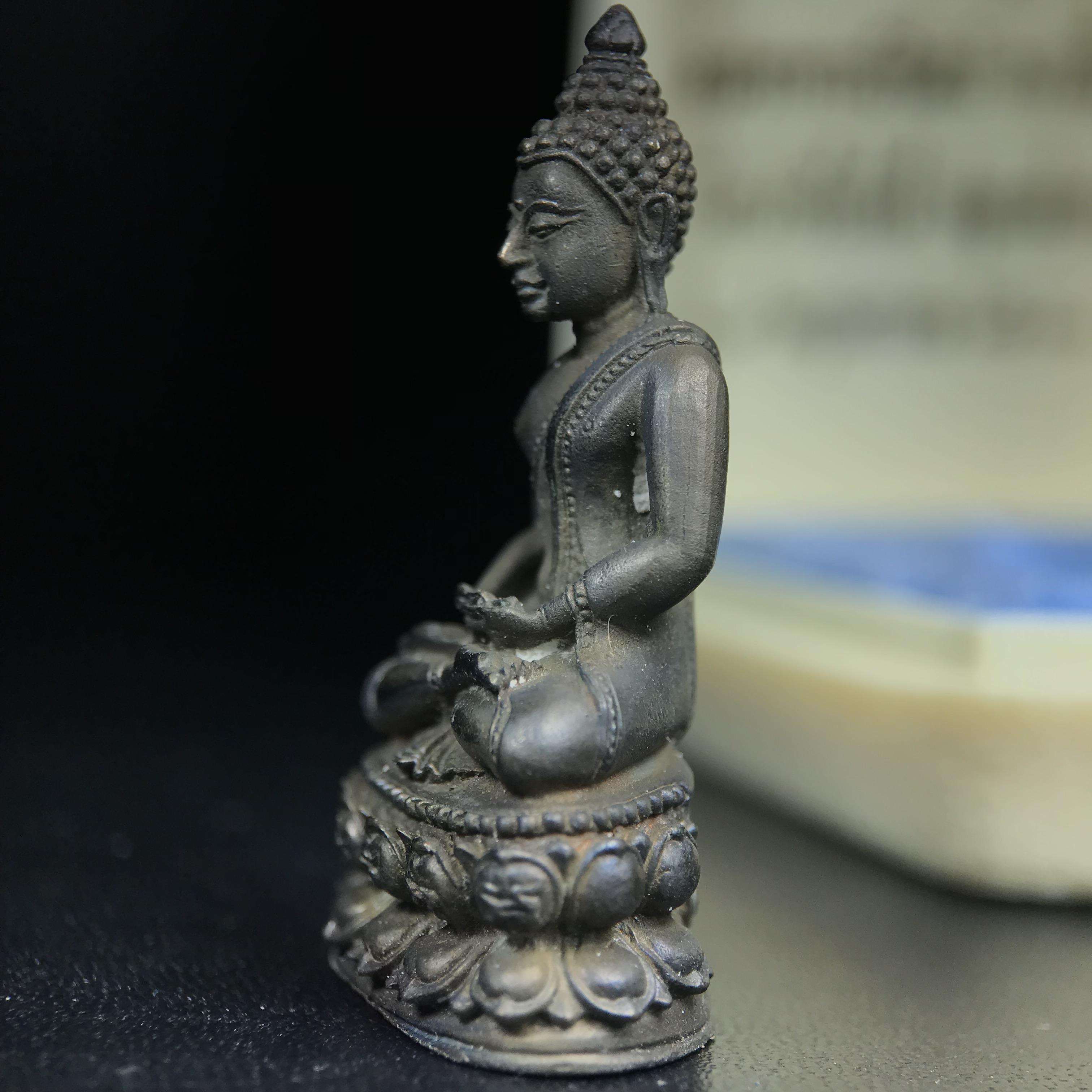 พระกริ่งพิชัยรังสี รุ่นแรก วัดป่าชัยรังสี จ.สมุทรสาคร ปี 2531 เนื้อนวโลหะ ออกแบบโดยนายช่างเกษม มงคลเจริญ ช่างมือหนึ่งแห่งยุค ปลุกเสกโดยพระเกจิอาจารย์ที่มีชื่อเสียงในยุคนั้นมาร่วมพิธีกันหลายรูป พุทธศิลป์ออกแบบได้สวยงดงาม พร้อมกล่องบรรจุเดิมครบ