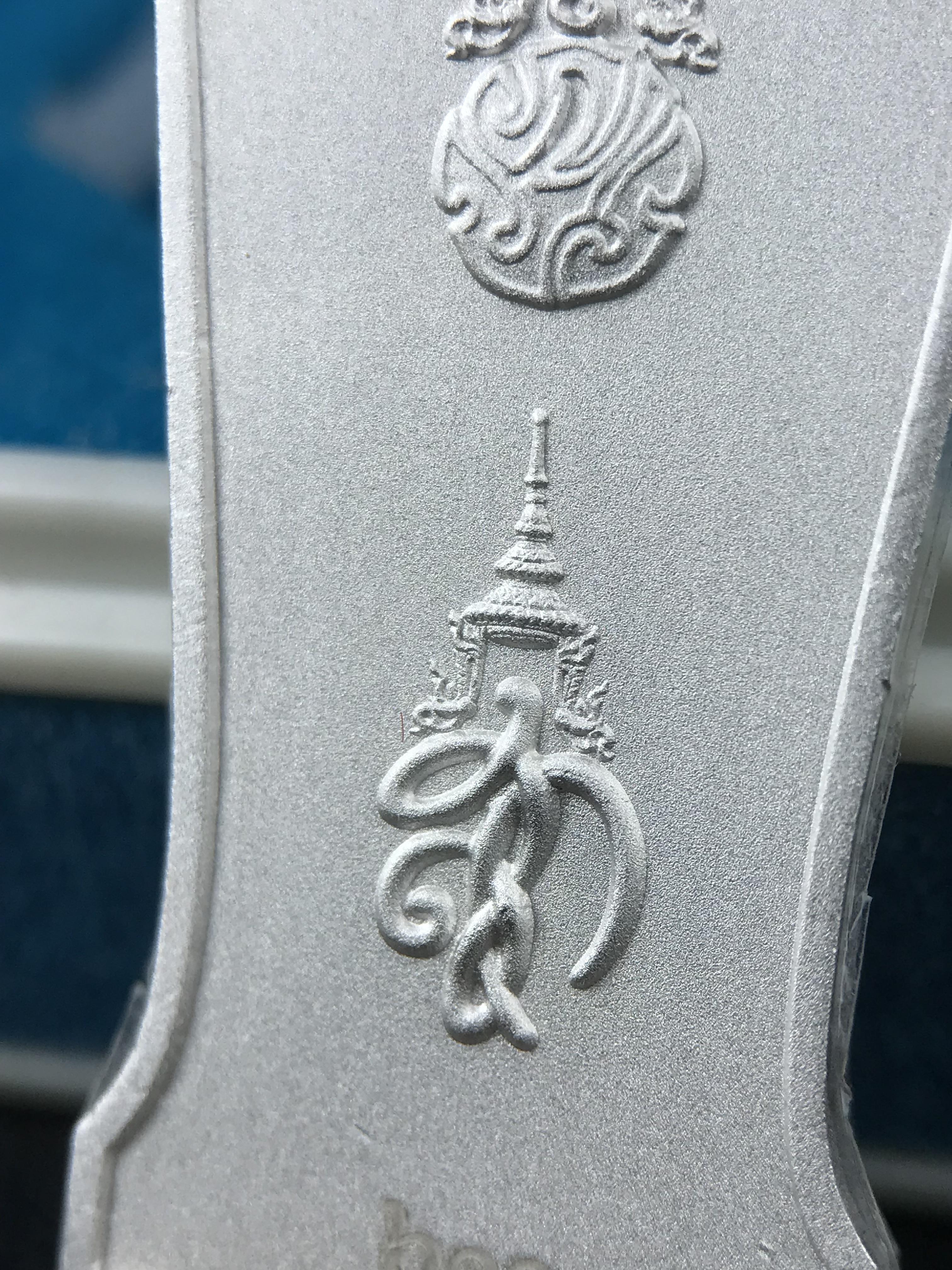 เหรียญที่ระลึกพระพุทธเมตตาประชาไทยไตรโลกนาถคันธารราฐอนุสรณ์ หลัง ภปร. และ สก. วัดทิพย์สุคนธาราม จ.กาญจนบุรี ปี 2558 เนื้อเงิน 99.99% ขนาดสูง 4.6 ซม. ที่ระลึก ร.9 พระชนมพรรษาครบ 7 รอบ และ สมเด็จพระราชินี พระชนมพรรษา 80 พรรษา พิธีใหญ่(หายาก1 ใน 999 เหรียญ)