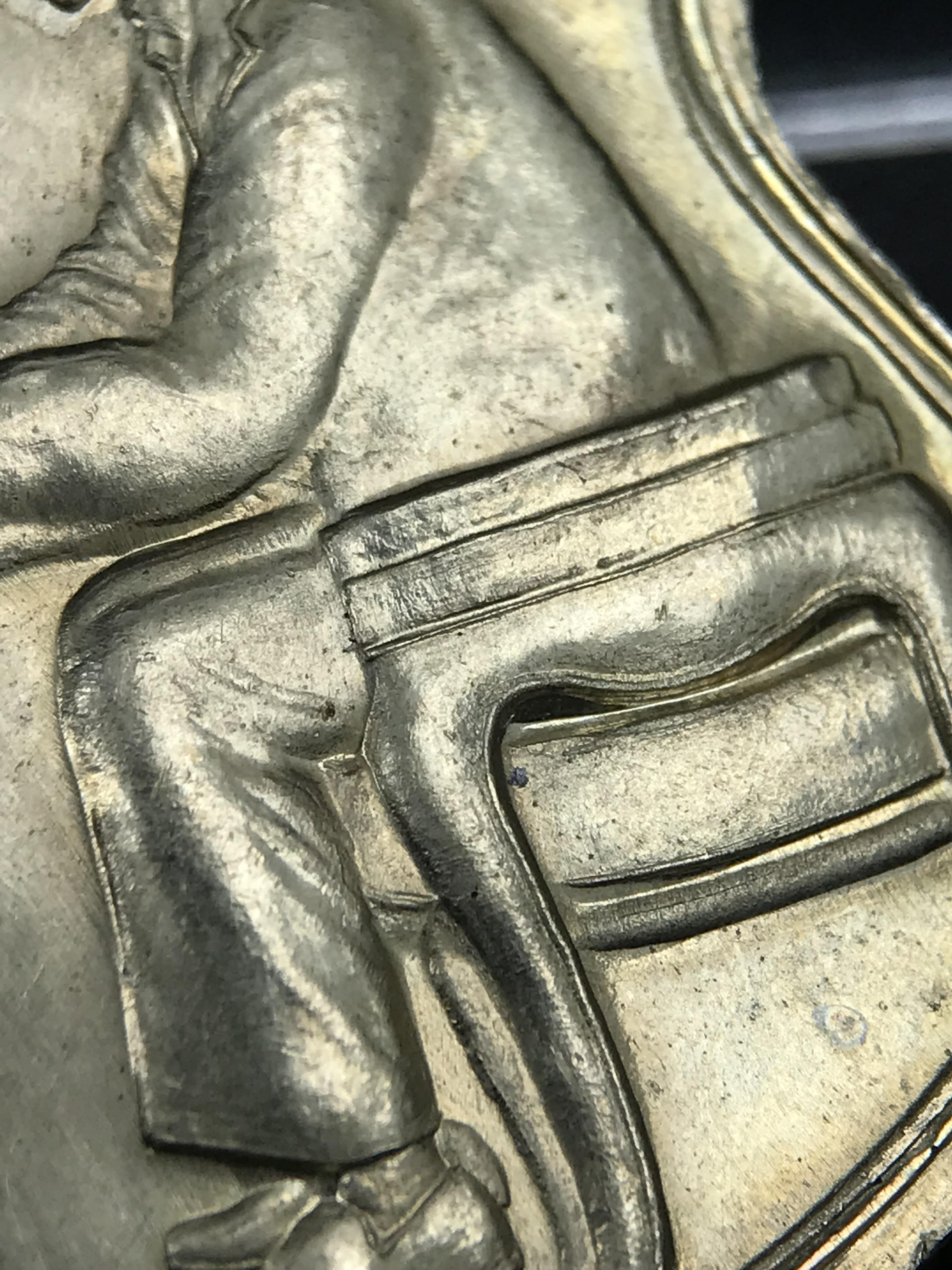 เหรียญครอบครูช่างหลวง(ในหลวงทรงดนตรี) เนื้ออัลปาก้า ปี 2550(หายาก)สุดยอดแห่งความหายากมีหมุนเวียนให้เห็นน้อยมากเป็นอีกหนึ่งรุ่นยอดนิยมของเสด็จพ่อร.9เหรียญนี้สวยมากผิวน้ำทองทั่วทั้งเหรียญ