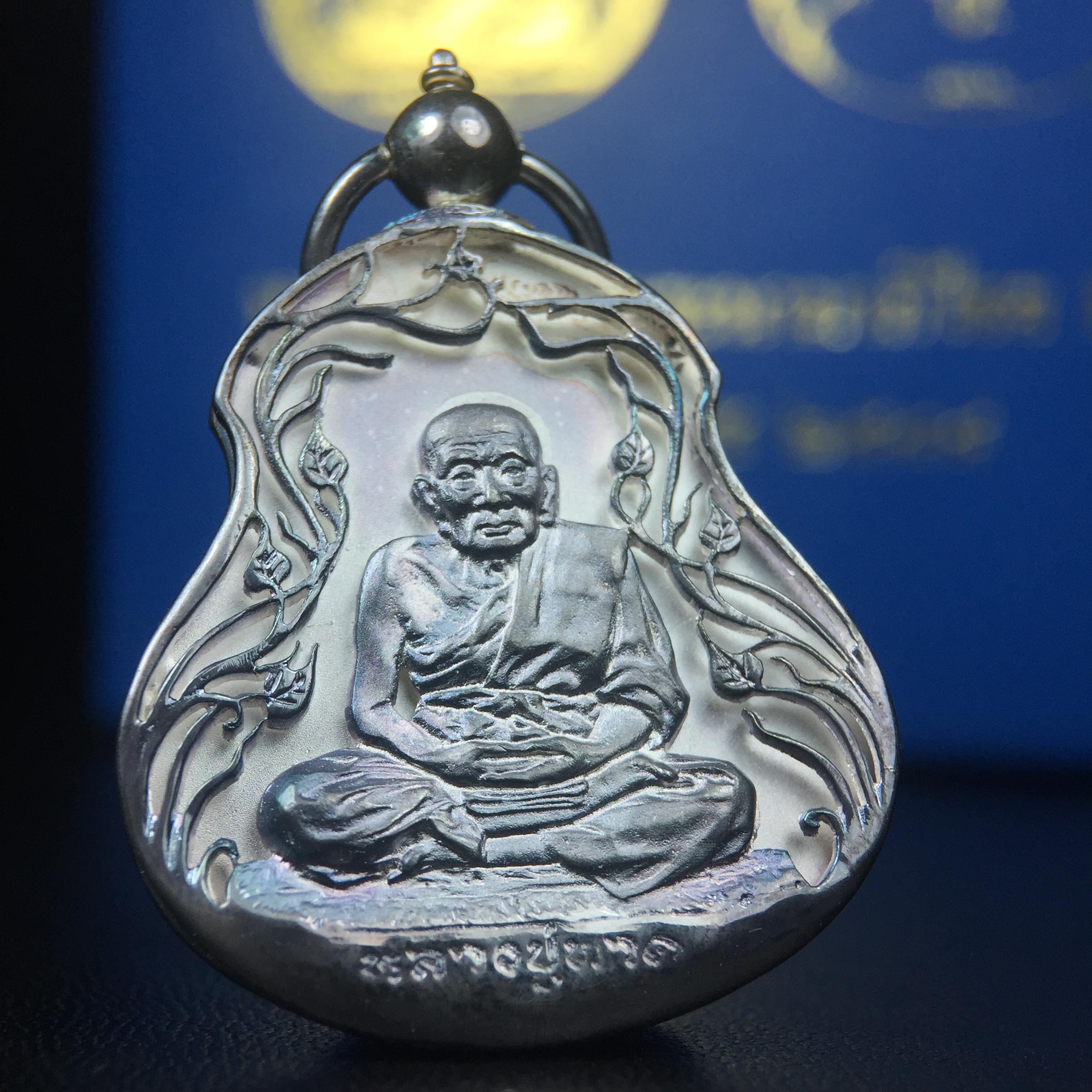 เหรียญหลวงปู่ทวด พระนามาภิไธย สก. แบบงานฉลุโบราณ(HAND MADE) ปี 2544 เนื้อเงิน(ผิวเดิมขึ้นสีรุ้งธรรมชาติสวยมาก) พิธีปลุกเสก ณ อุโบสถวัดช้างให้ และ พิธีมังคลาภิเษก ณ พระอุโบสถ วัดพระศรีรัตนศาสดาราม(วัดพระแก้ว) (1 ใน 2000 เหรียญ)พบเจอน้อยหายากมาก