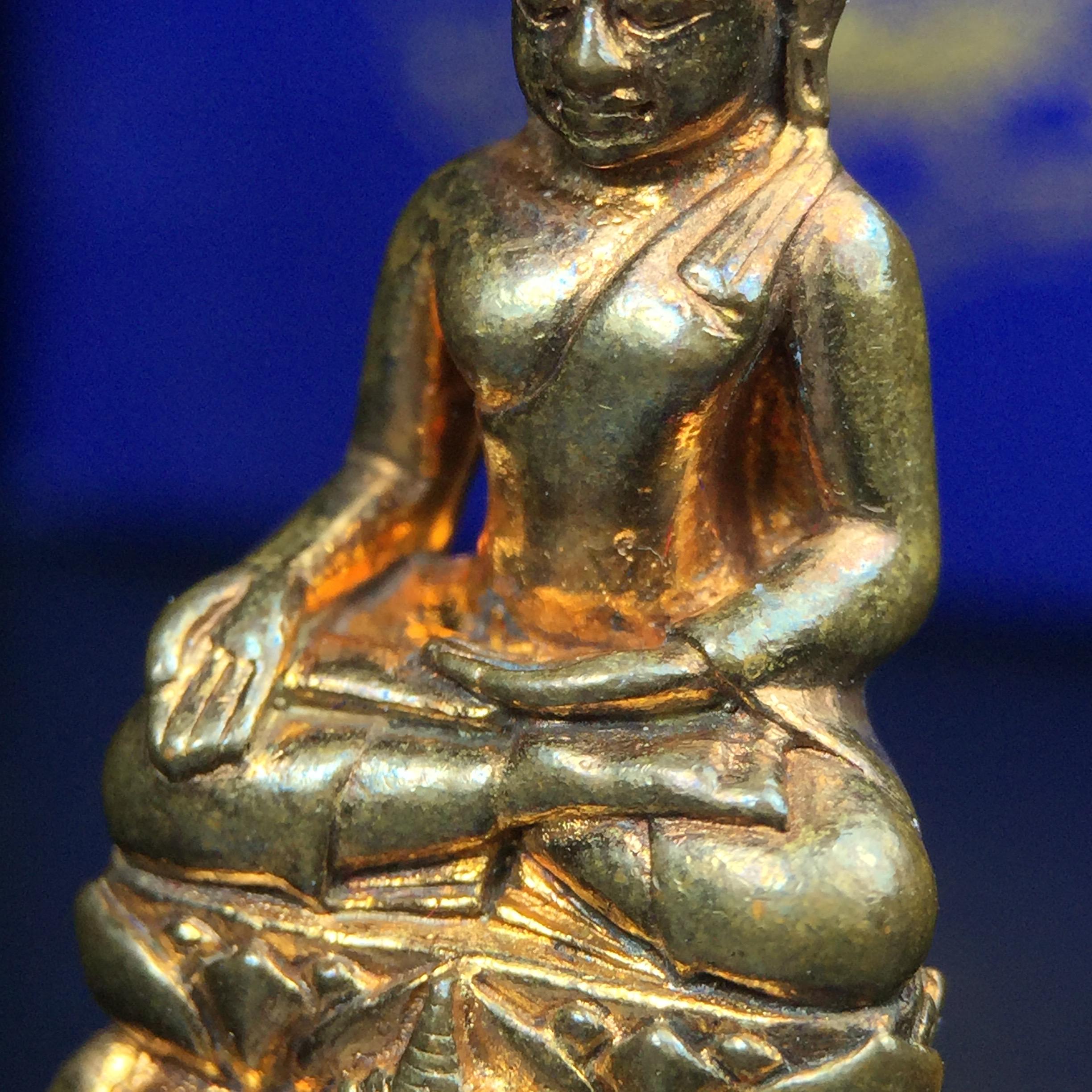 พระกริ่งไพรีพินาศ เฉลิมพระเกียรติ พระบาทสมเด็จพระเจ้าอยู่หัวรัชกาลที่9 พระชนมพรรษา 6 รอบ ปี2542เนื้อสัมฤทธิ์(บรรจุเหล็กไหล)ดีนอก-ดีใน(องค์นี้เป็นเนื้อสัมฤทธิ์ พิเศษกรรมการ ตอก 2 โค๊ต หมายเลข ๒๑๐๓)หายาก