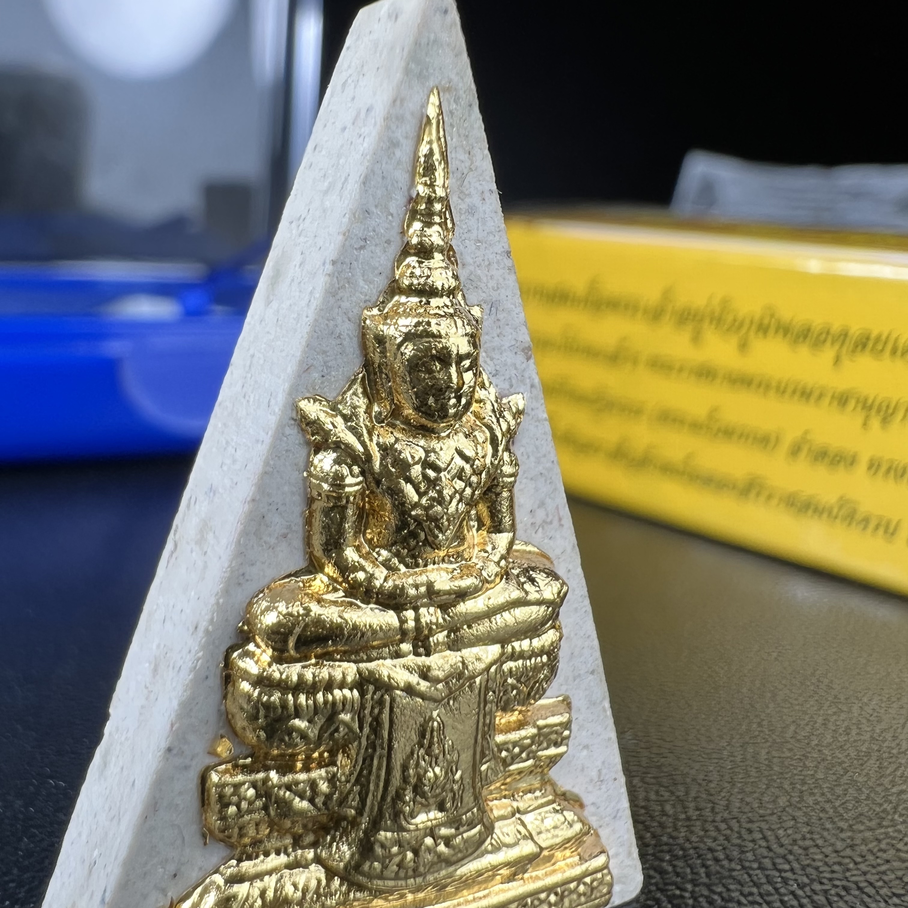 พระแก้วมรกต(จำลอง)ทรงเครื่องฤดูร้อน พระผงบูชา ด้านหน้าปิดทอง ด้านหลังตราสัญลักษณ์ฉลองสิริราชสมบัติครบ 60ปี เนื้อเงิน(รุ่นนี้ได้พระราชทานเส้นพระเจ้า(เส้นผม)รัชกาลที่9ในการจัดสร้าง)