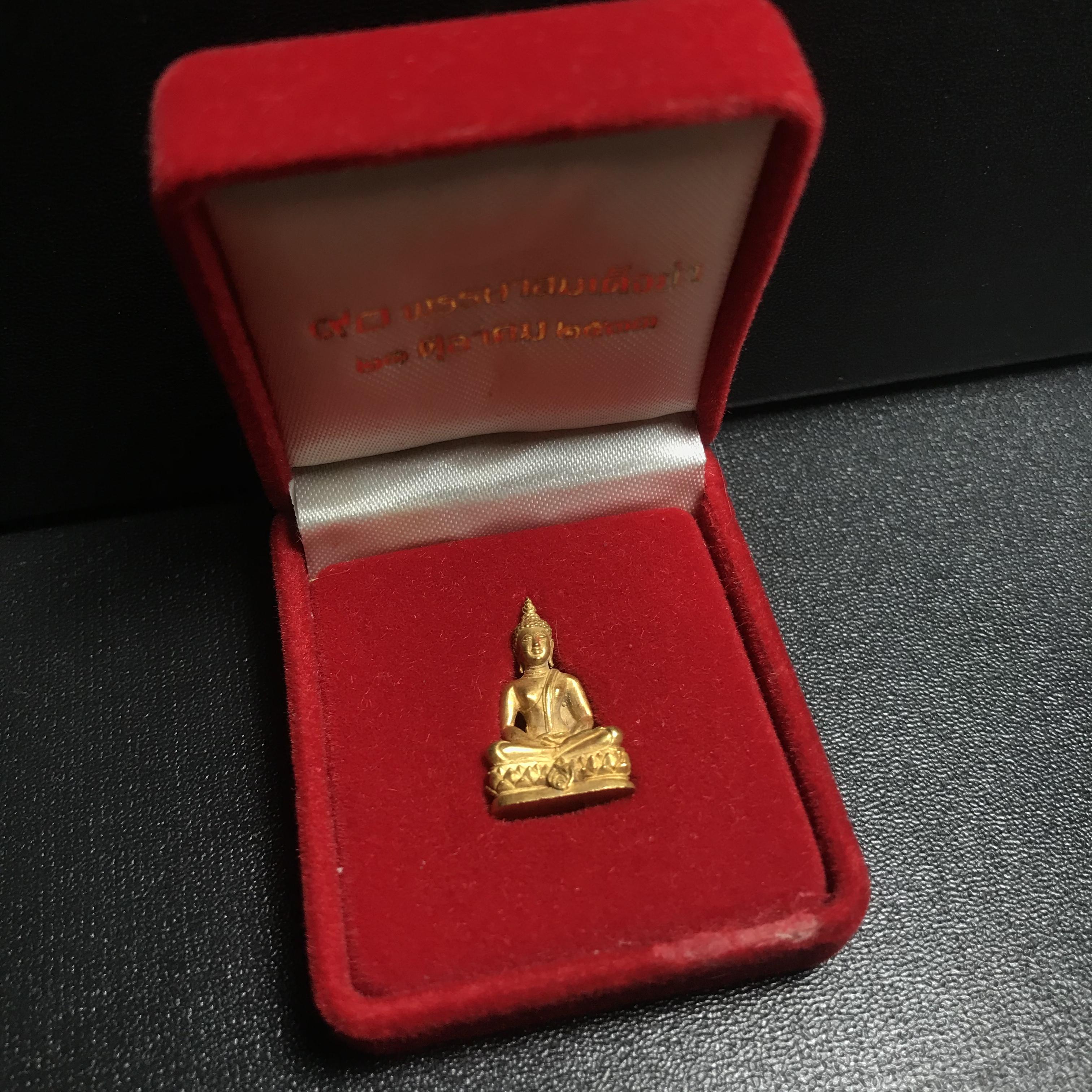 พระเครื่องปางสมาธิ 90พรรษาสมเด็จย่า ปี2533 เนื้อทองคำ (ในหลวงรัชกาลที่9เสด็จในพิธี)