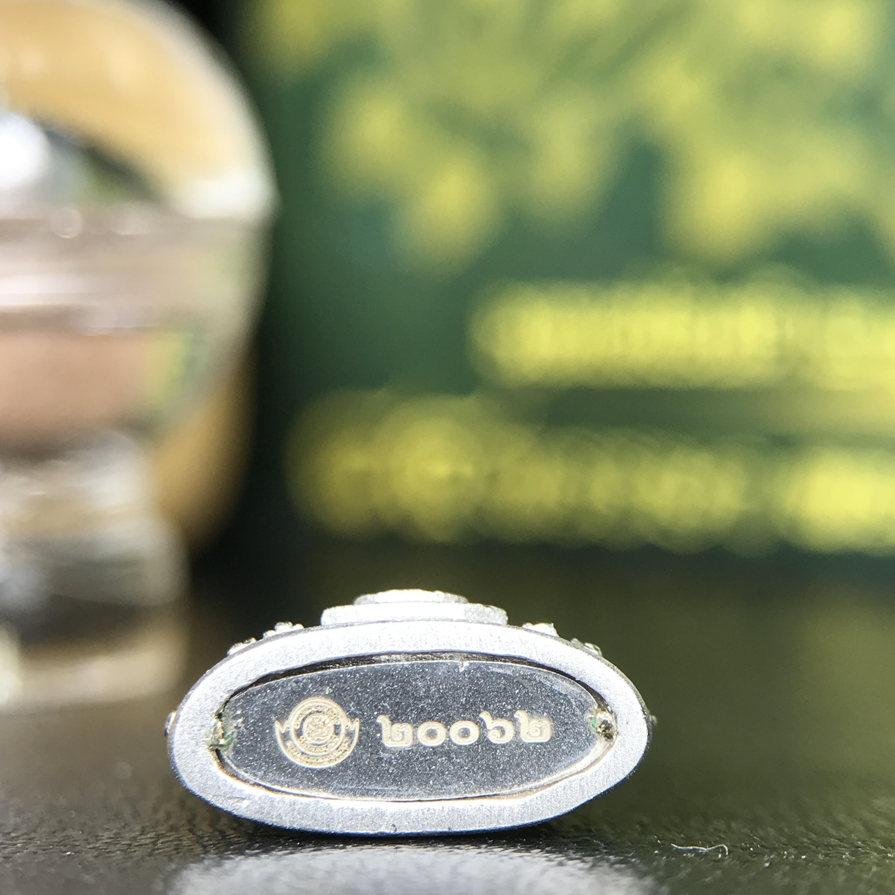 พระพุทธชินราช ภปร. 84 พรรษา พิมพ์เล็กขนาดหน้าตัก 1/4 นิ้ว(สูง 2.0 ซม.)เนื้อเงินชุบทองคำขาว (สภาพผิวสวยเดิม)(พระราชทานมวลสาร จิตรลดาและเส้นพระเจ้า(เส้นผม))พุทธศิลป์ทรงคุณค่าอีกหนึ่งรุ่นยอดนิยม