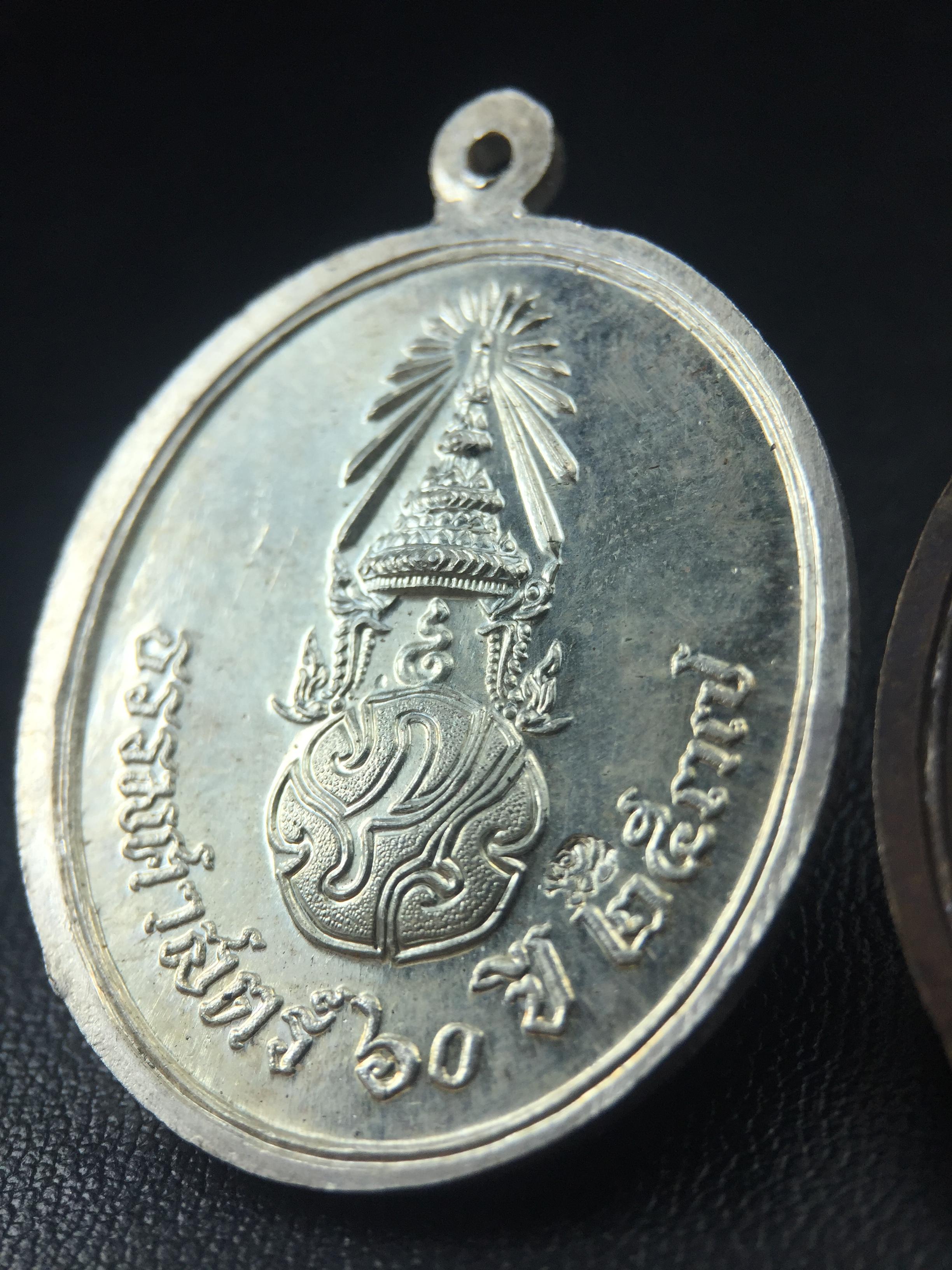 เหรียญพระพุทธสิหิงค์ ภปร. รุ่นมหาลัยธรรมศาสตร์ 60ปี พ.ศ.2537 พิมพ์ใหญ่(เนื้อเงิน+เนื้อทองแดง)ผิวเดิมๆสวยมาก(ในหลวงรัชกาลที่9เสด็จในพิธี)(พิธีใหญ่ เกจิที่มีชื่อเสียงมาร่วมปลุกเสกจำนวนมาก ชนวนมาลสารเก่าเข้มขลัง )ของดีธรรมศาสตร์ที่ศิษย์เก่าไม่ควรพลาด