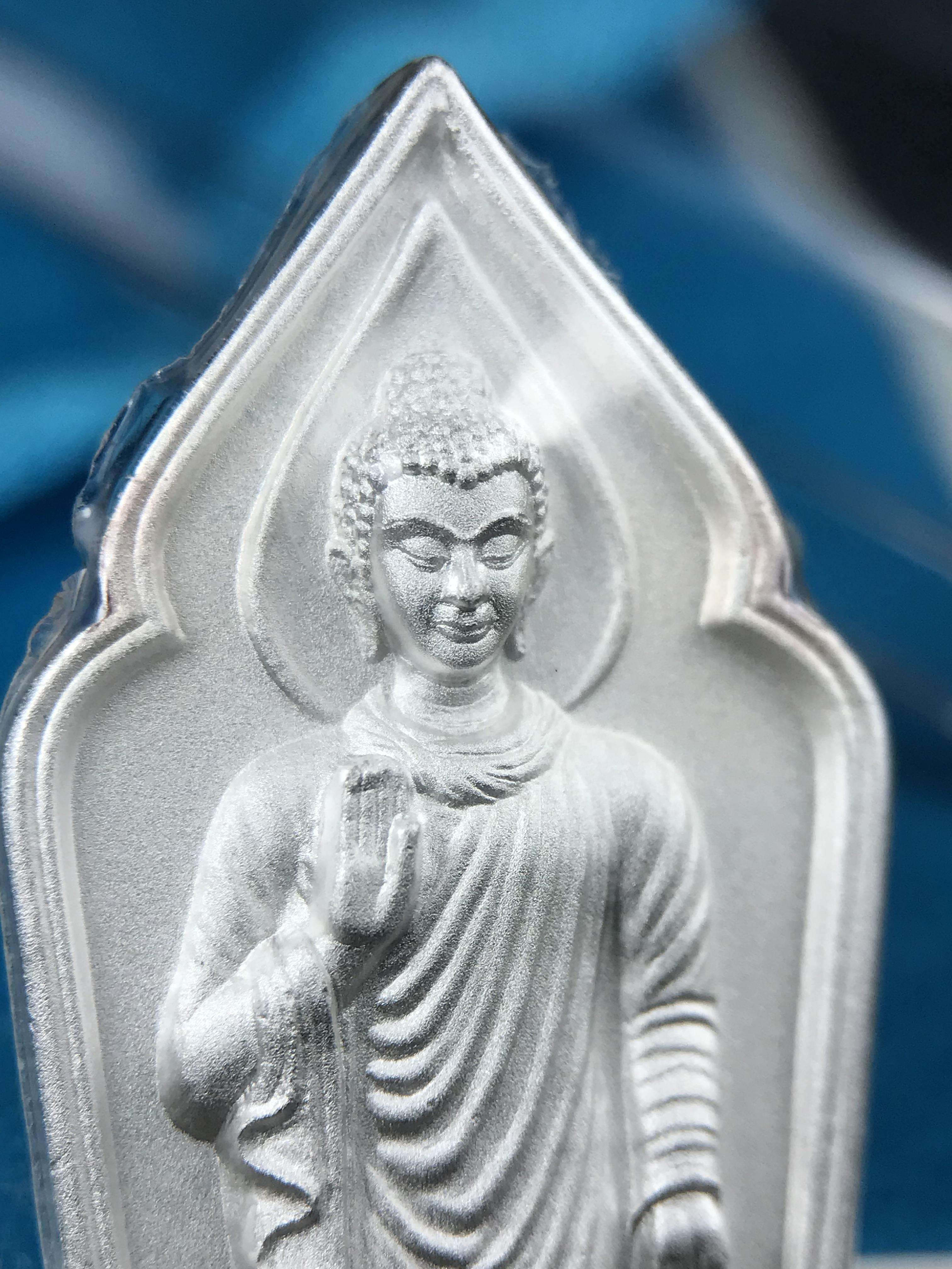 เหรียญที่ระลึกพระพุทธเมตตาประชาไทยไตรโลกนาถคันธารราฐอนุสรณ์ หลัง ภปร. และ สก. วัดทิพย์สุคนธาราม จ.กาญจนบุรี ปี 2558 เนื้อเงิน 99.99% ขนาดสูง 4.6 ซม. ที่ระลึก ร.9 พระชนมพรรษาครบ 7 รอบ และ สมเด็จพระราชินี พระชนมพรรษา 80 พรรษา พิธีใหญ่(หายาก1 ใน 999 เหรียญ)