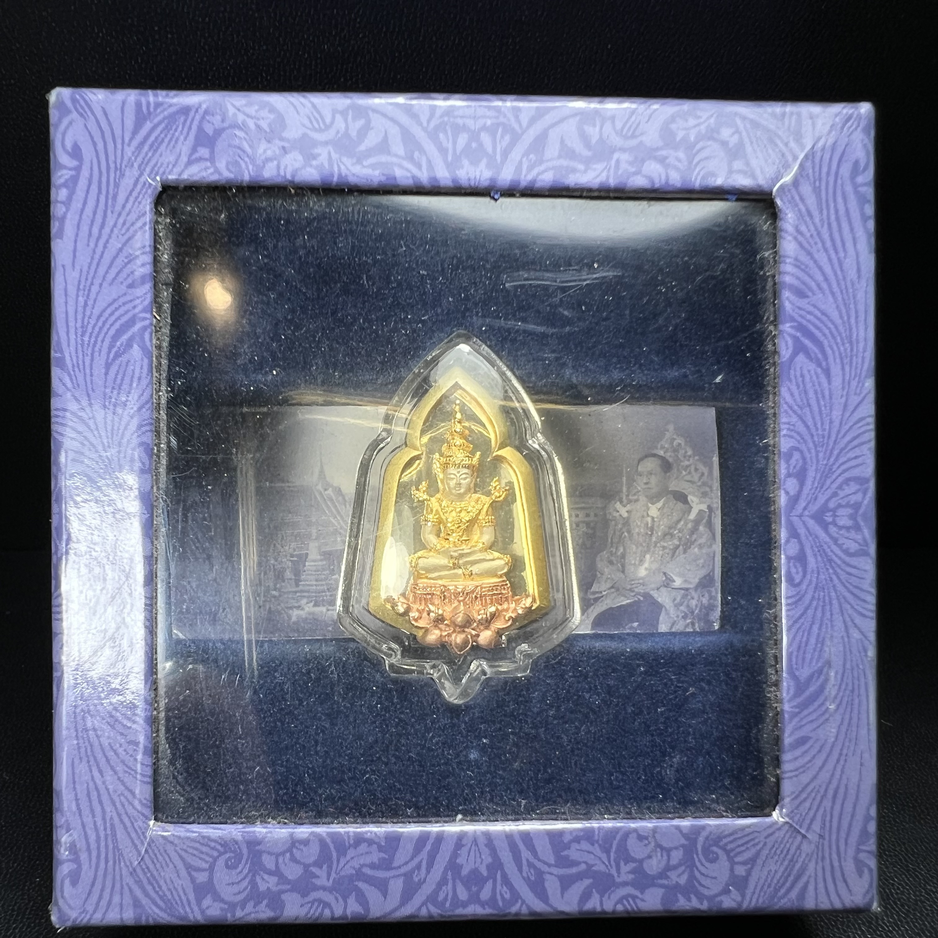 พระแก้วมรกต ภปร. ปี2547 จัดสร้างโดย รพ.ภูมิพลฯ เนื้อเงิน (3 กษัตริย์)เหรียญทรงซุ้ม ขนาด 20*33 มม.งดงามทรงคุณค่าอีกหนึ่งรุ่นยอดนิยม หายาก