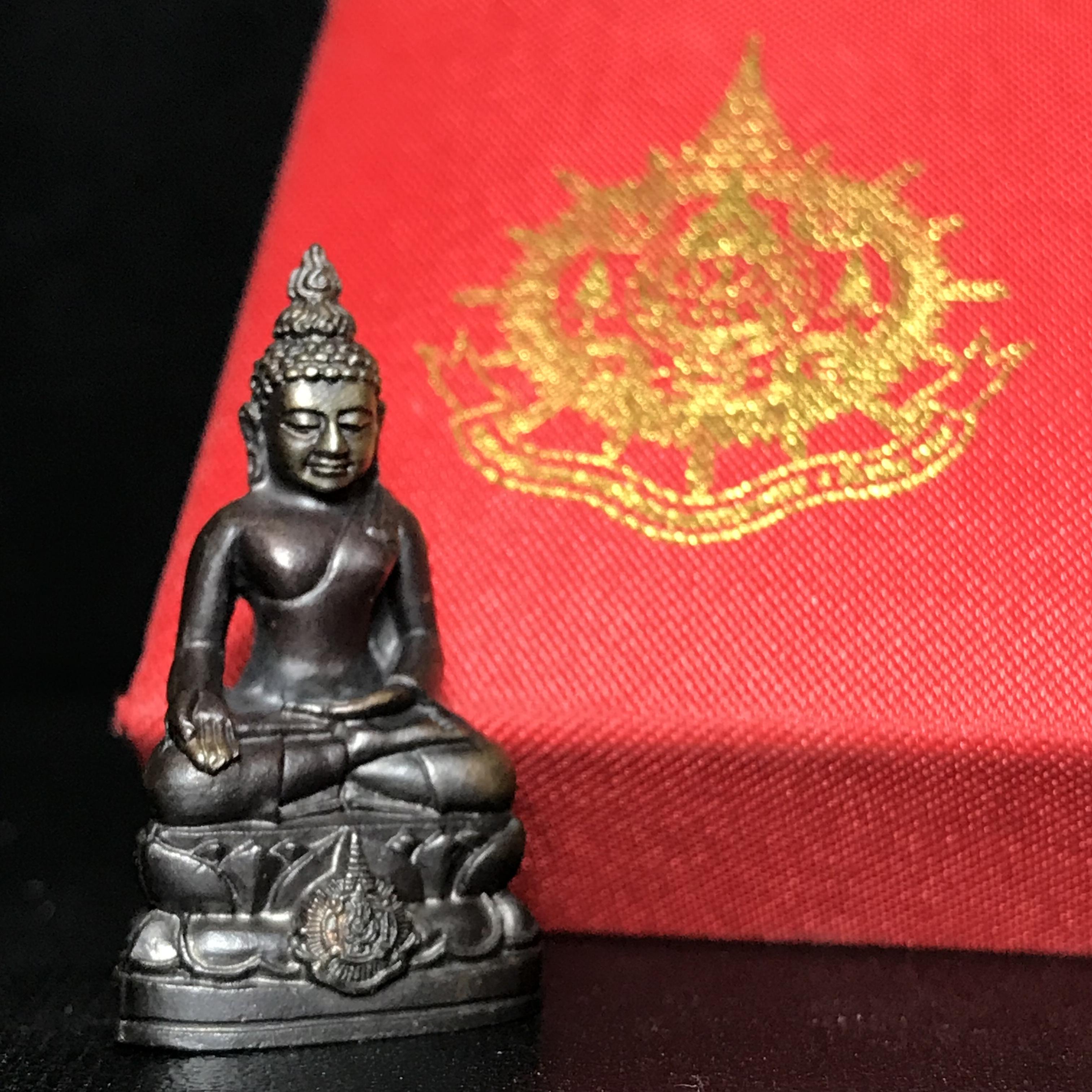 พระกริ่งไพรีพินาศ เฉลิมพระเกียรติ พระบาทสมเด็จพระเจ้าอยู่หัวรัชกาลที่9 พระชนมพรรษา 6 รอบ ปี2542เนื้อนวโลหะผสมทองคำ(บรรจุเหล็กไหล)ดีนอก-ดีใน