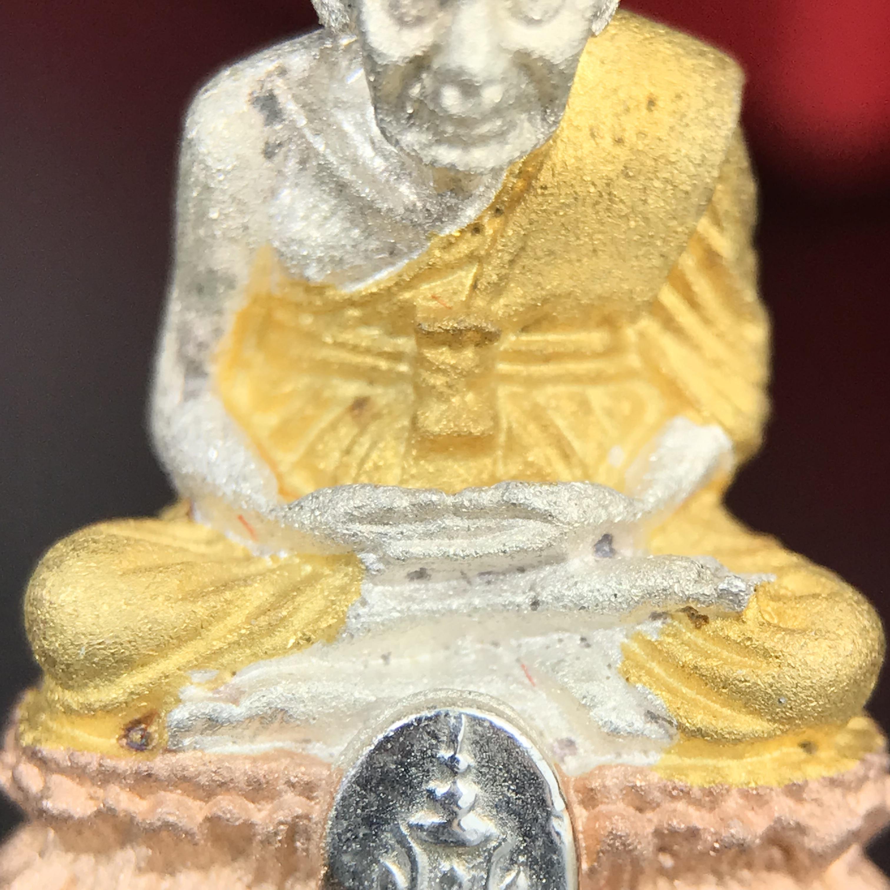 สมเด็จหลวงปู่ทวด วัดช้างให้ รุ่น เฉลิมพระเกียรติ ตราสัญลักษณ์ มวก. พิมพ์ลอยองค์เนื้อเงิน-สามกษัตริย์ ปี 2544 พิธีพุทธาภิเษกใหญ่ ณ อุโบสถวัดช้างให้และอุโบสถวัดพระศรีรัตนศาสดาราม ( วัดพระแก้ว )โดยนิมนต์เกจิชื่อดังสายใต้ทั้งหมดจำนวน 108 รูป