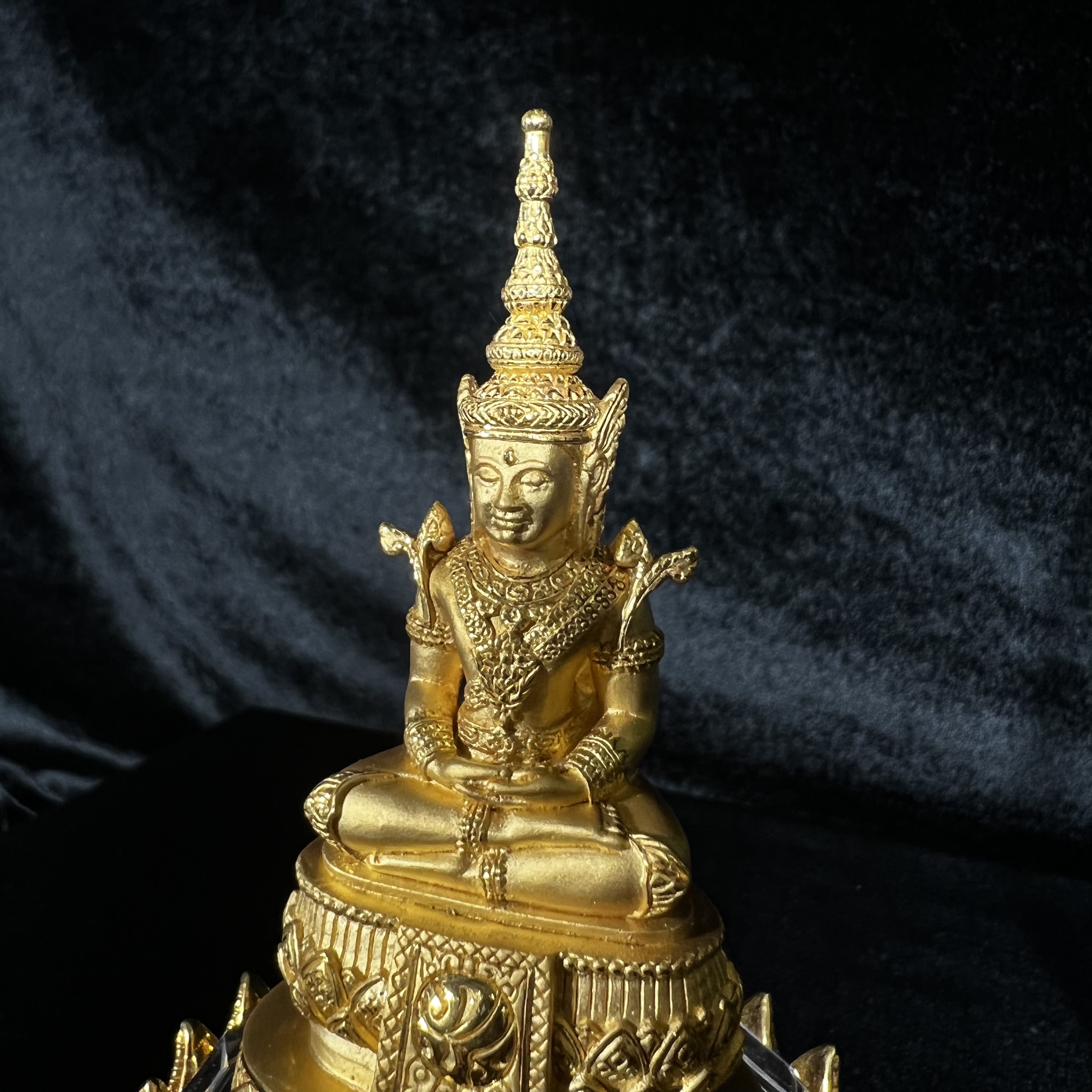 พระแก้วมรกต ภปร.(รุ่นแรก) ปี2545 รุ่นฉลองกรุงรัตนโกสินทร์ครบ 220 ปี หล่อลอยองค์ เนื้อทองคำบริสุทธิ์99.99% ขนาดบูชา 50*90 มม. พร้อมฐานวางครอบแก้วเดิม(สวยงามและหายากมาก)(1ใน1000องค์)