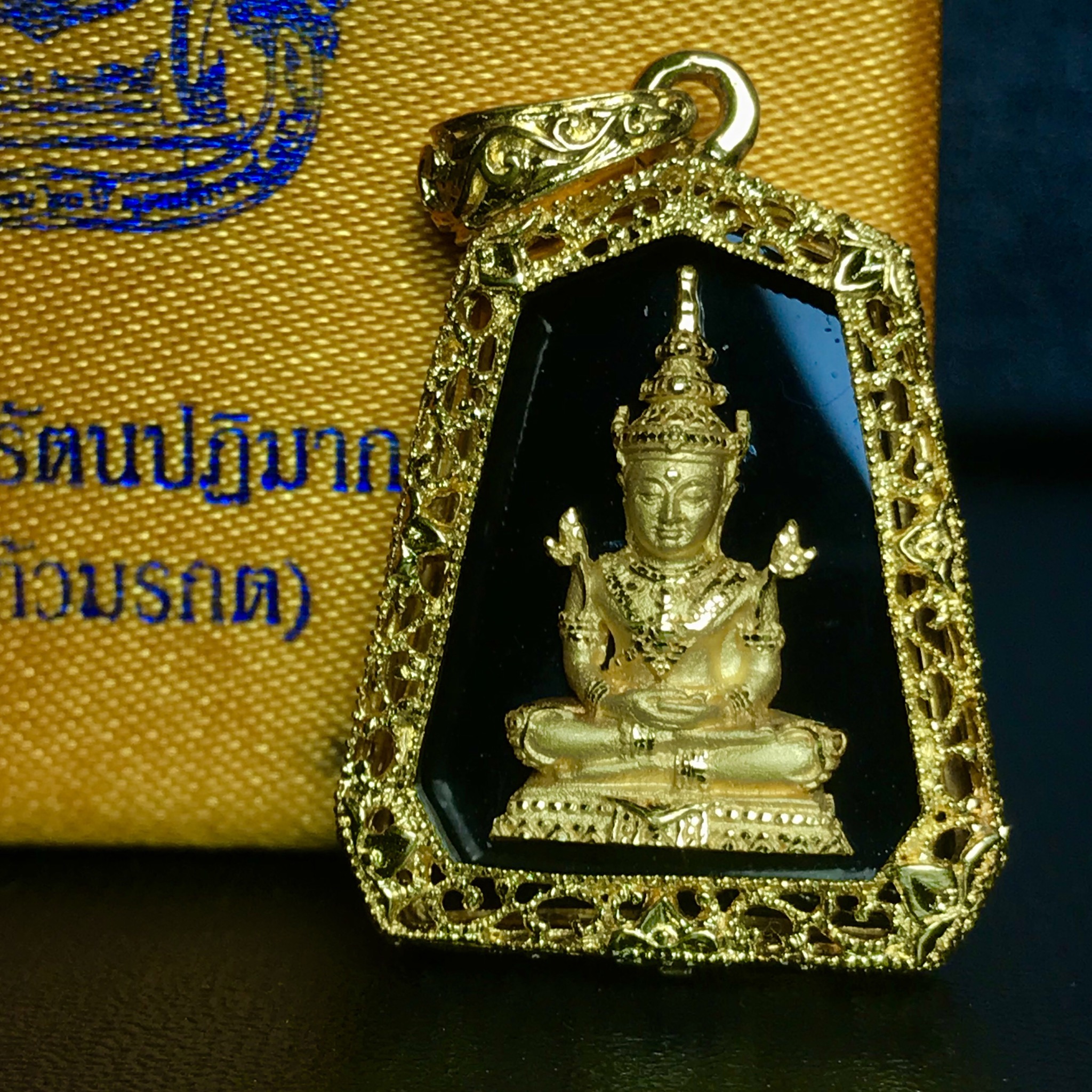 เหรียญพระแก้วมรกต(จำลอง)ทรงเครื่องฤดูร้อนแบบเจ็ดเหลี่ยม เนื้อทองคำ ด้านหลังตราสัญลักษณ์ฉลองสิริราชสมบัติครบ 60 ปี(1ใน1999องค์)(หายากมาก)