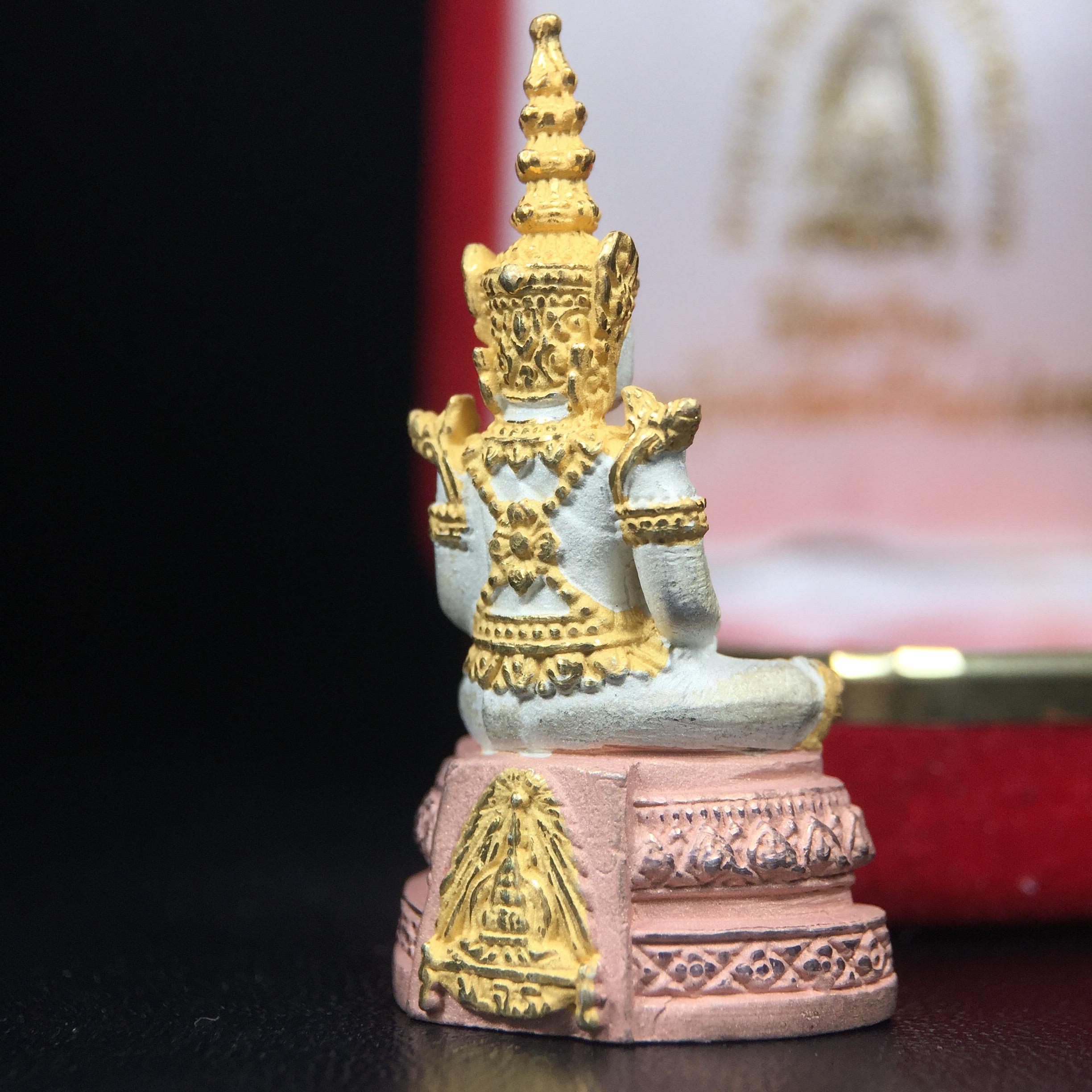 พระพุทธมหามณีรัตนปฏิมากร (พระแก้วมรกต) มหาจุฬาลงกรณราชวิทยาลัย(มจร.) วังน้อย พระนครศรีอยุธยา ปี 2543 พิธีมหาพุทธาภิเษก ณ วัดพระศรีรัตนศาสดาราม (วัดพระแก้ว) ในพระบรมมหาราชวัง เนื้อเงินสามกษัตริย์ (ตอกโค๊ตหมายเลข 181)