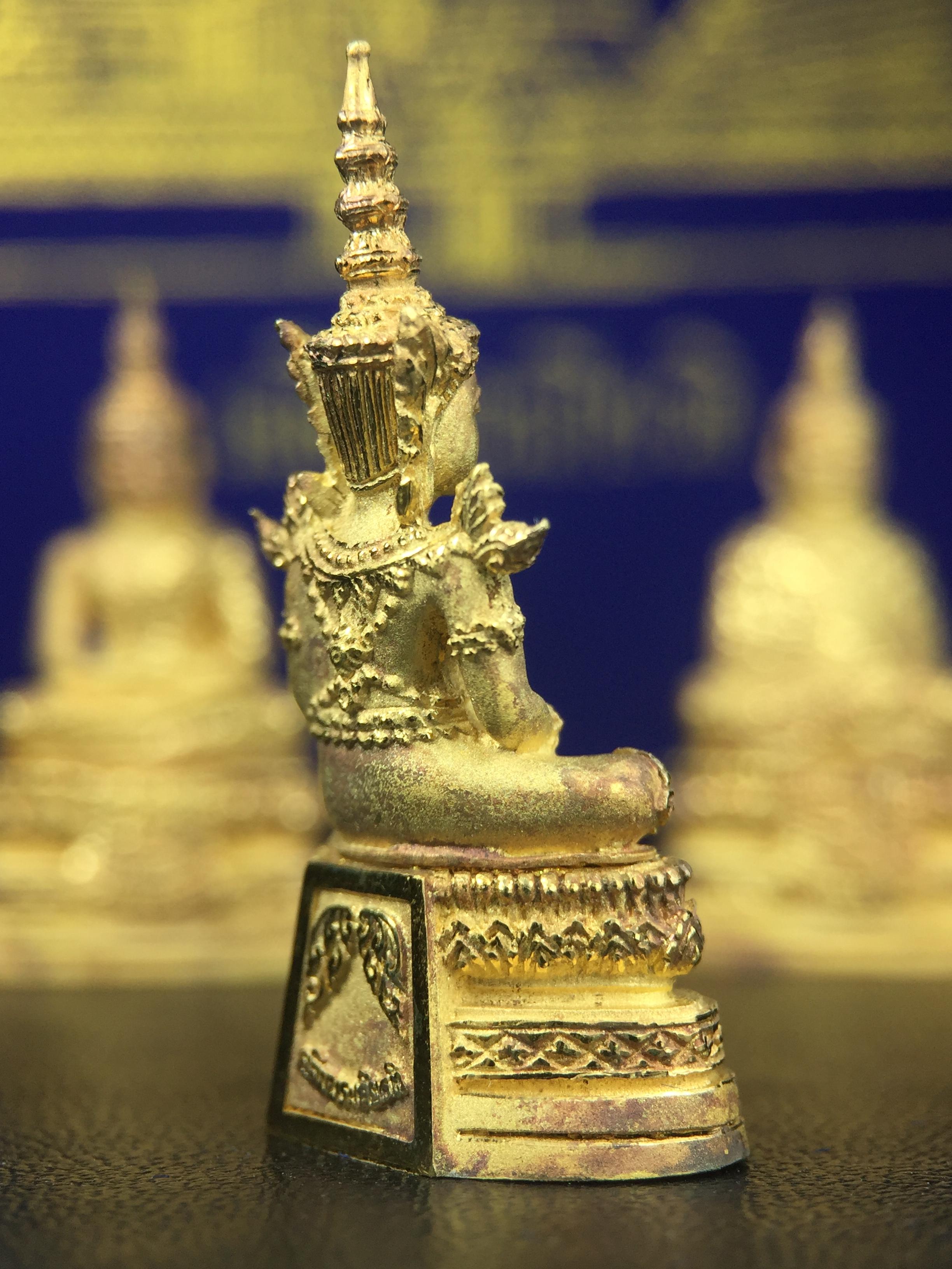 พระพุทธมหามณีรัตนปฎิมากร(พระแก้วมรกต)รุ่น เฉลิมพระเกียรติ วัดพระศรีรัตนศาสดารามราม(วัดพระแก้ว) ปี2543 เนื้อเงินชุบทองพ่นทรายขัดเงาบางส่วน พิมพ์ใหญ่ลอยองค์ ชุด 3 ฤดู ตอกโค๊ตหมายเลขเดียวกันทั้ง3องค์ ชุดหมายเลข( ช147)สภาพผิวสวยดุจทองคำกล่องบรรจุเดิมครบ