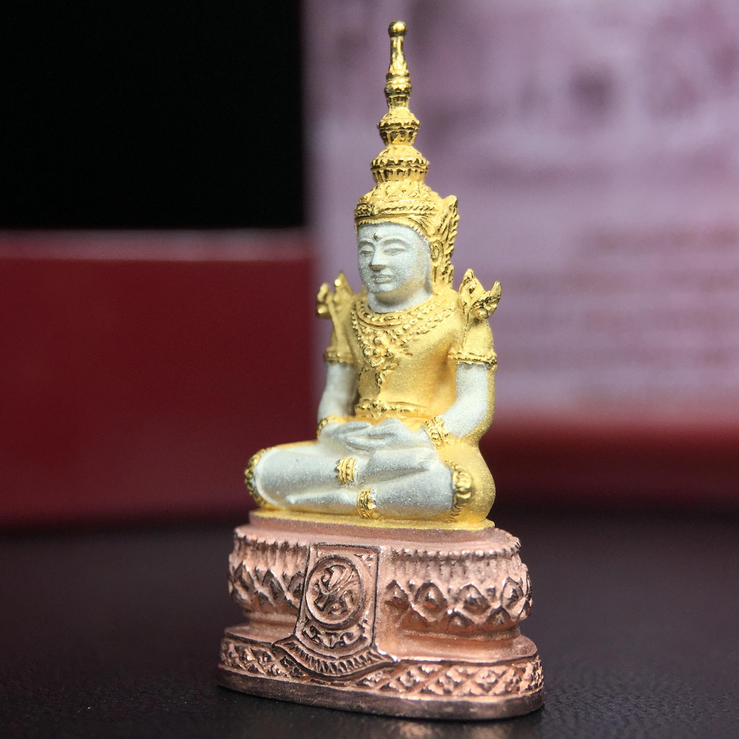 พระแก้วมรกต ภปร.(รุ่นแรก) ปี2545 จัดสร้างในมหาวโรกาส พระบาทสมเด็จพระเจ้าอยู่หัวรัชกาลที่ 9 ครบรอบ 75 พรรษา และฉลองกรุงรัตนโกสินทร์ครบ 220 ปี พิมพ์ลอยองค์ใหญ่ เนื้อเงินบริสุทธิ์ 92.5%(สามกษัตริย์) ขนาด 19*35 มม. พร้อมกล่อง สวยครบสมบูรณ์(องค์หมายเลข 3250)