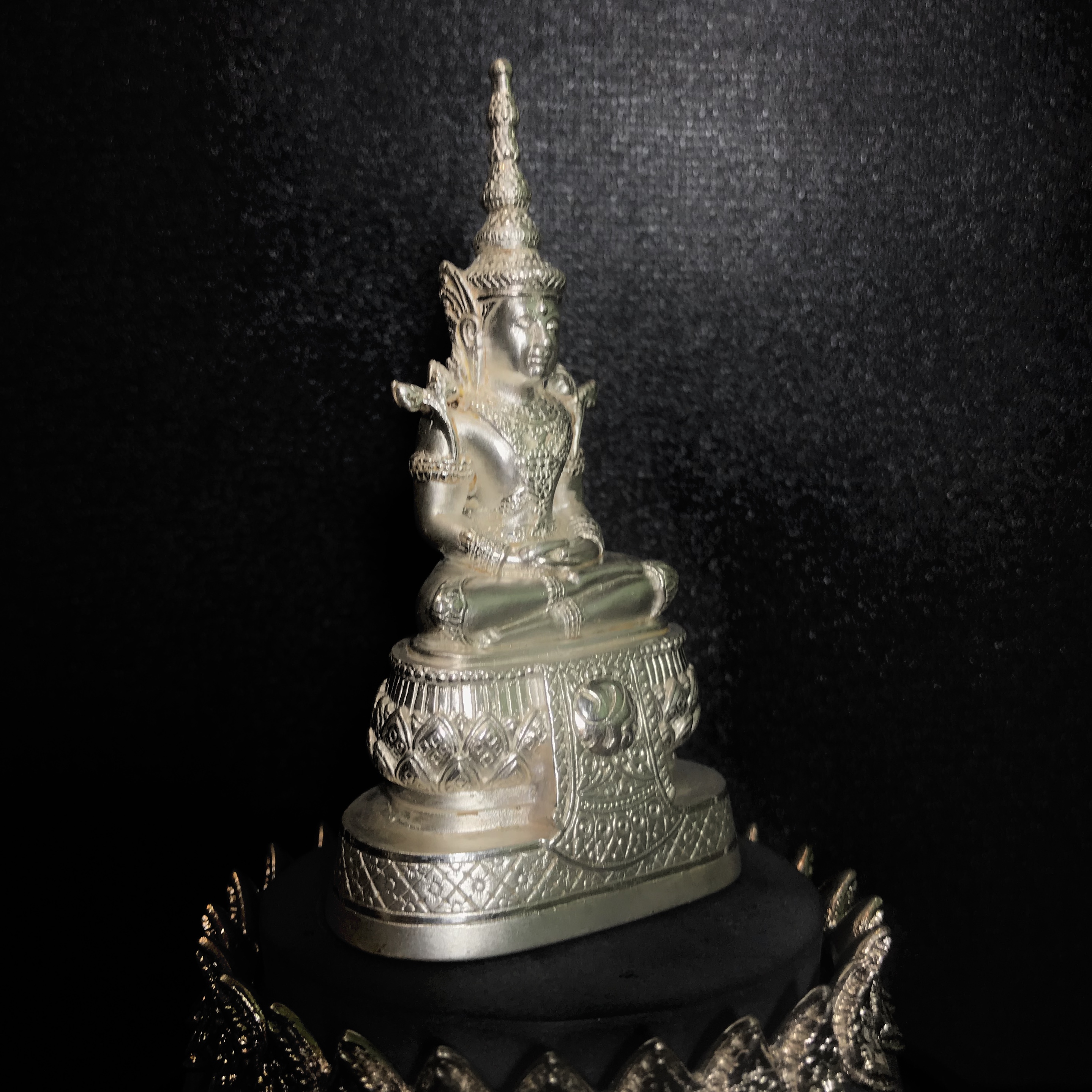 พระแก้วมรกต ภปร.(รุ่นแรก) ปี2545 รุ่นฉลองกรุงรัตนโกสินทร์ครบ 220 ปี หล่อลอยองค์ เนื้อเงินบริสุทธิ์99.9% ขนาดบูชา 50*90 มม. พร้อมฐานวางครอบแก้วเดิม(สวยงามและหายากมาก)(1ใน3000องค์)
