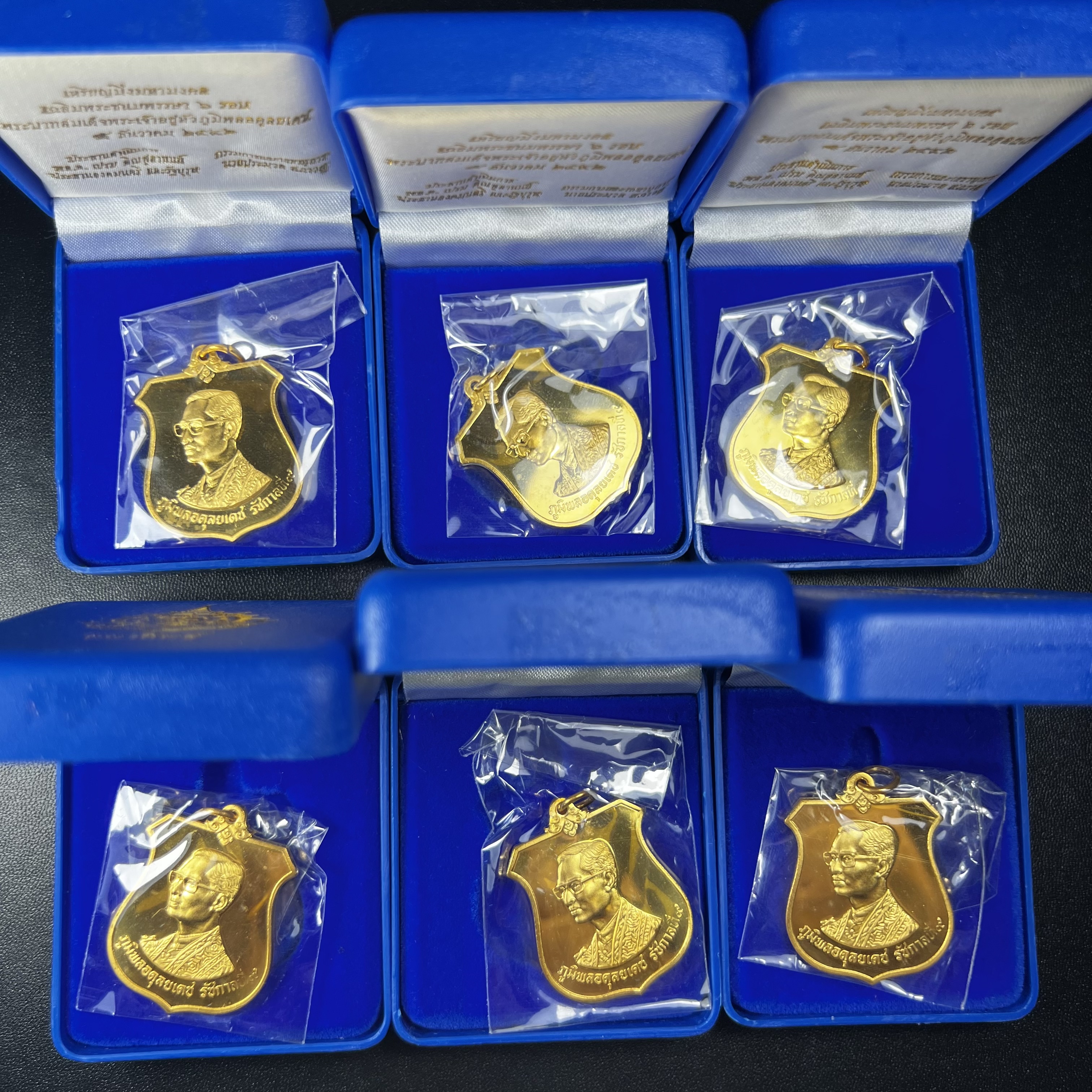 เหรียญมิ่งมหามงคล เฉลิมพระชนมพรรษา 6 รอบ72 พรรษา ในหลวงรัชกาลที่9 ปี 2542 เนื้อทองทิพย์ สภาพคัดสวยดุจทองคำซีนซองเดิมพร้อมกล่องบรรจุเดิม