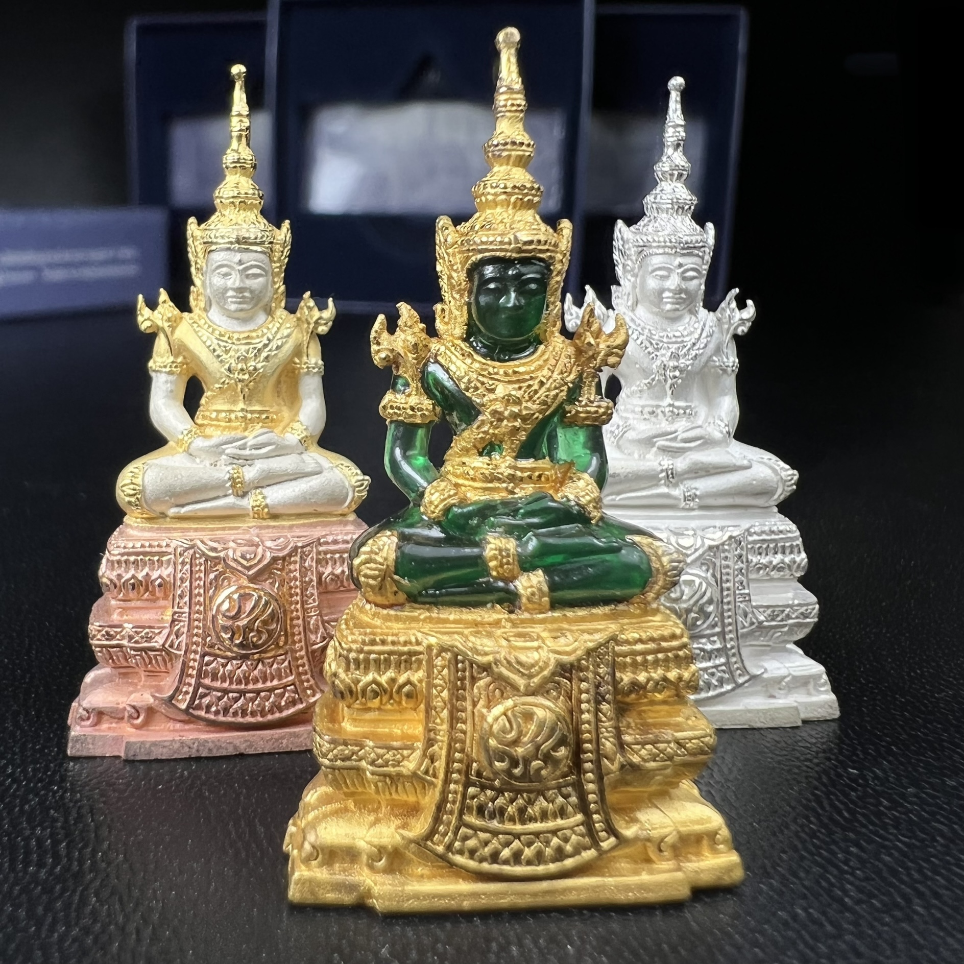 พระแก้วมรกต ภปร. จัดสร้างโดย รพ.ภูมิพลฯ ปี2547 ลอยองค์ขนาดหน้าตัก 1/2 นิ้ว (เนื้อเรซิ่นหุ้มทองคำ99.99%+เนื้อเงิน+เนื้อเงินสามกษัตริย์)(1ชุด 3 องค์)งดงามทรงคุณค่าอีกหนึ่งรุ่นยอดนิยม หายาก