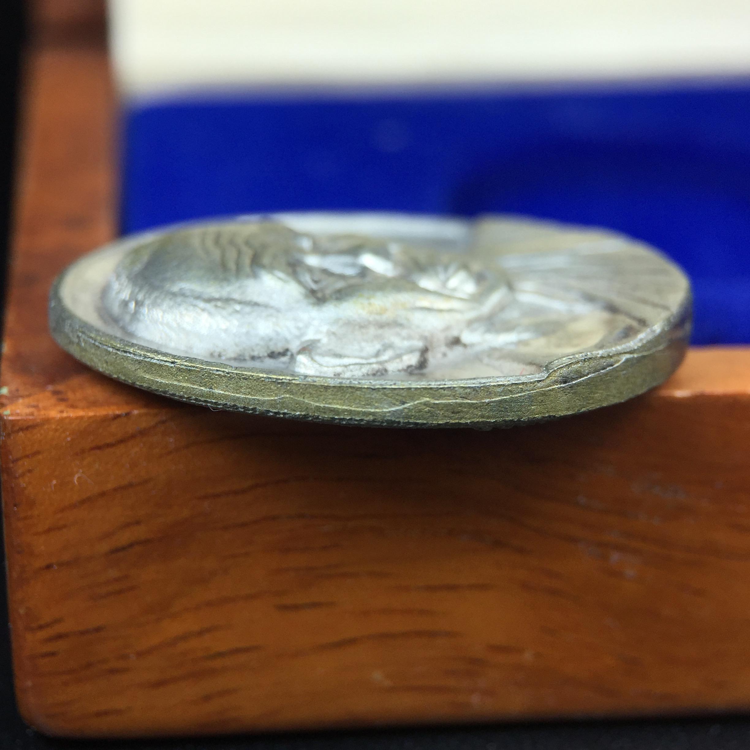 เหรียญรูปเหมือนพระญาณวิทยาคมเถร (หลวงพ่อคูณ ปริสุทโธ)ชุดกาญจนาภิเษกครองราชย์ครบ 50 ปี วัดบวรนิเวศวิหาร ปี 2538 เหรียญหล่อเนื้อนวโลหะ(พิเศษกรรมการมีรอยจาร ตอกโค๊ดหมายเลข ๑๗๘)(หายากพบเจอน้อยมาก)(พร้อมกล่องบรรจุเดิมลายไม้สีน้ำตาลมีตรากาญจนา) พิธีใหญ่