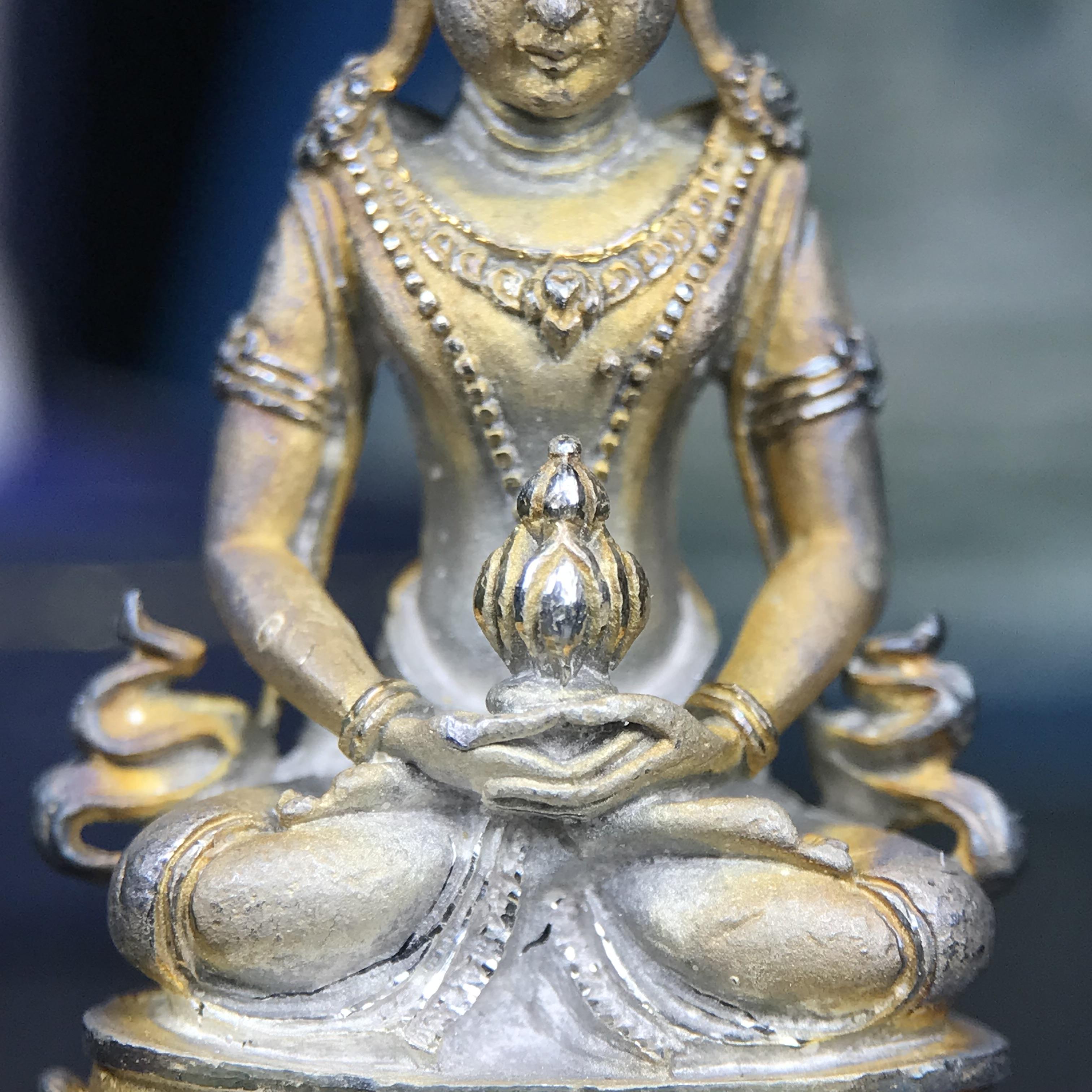 พระกริ่งอวโลกิเตศวร ( เจ้าแม่กวนอิม ) วัดโพธิ์แมนคุณาราม รุ่นอุดมโภคทรัพย์ พ.ศ.2539 เนื้อเงินพ่นทราย(ผิวเดิม ขึ้นสีรุ้งธรรมชาติ แบบนิยม เสน่ห์ของพระเนื้อเงิน) (พร้อมกล่องบรรจุการ์ดใบรับรองเดิมครบ)(อีกหนึ่งรุ่นยอดนิยม พุทธศิลป์สวยงดงาม)หายาก 1 ใน 5000 องค์