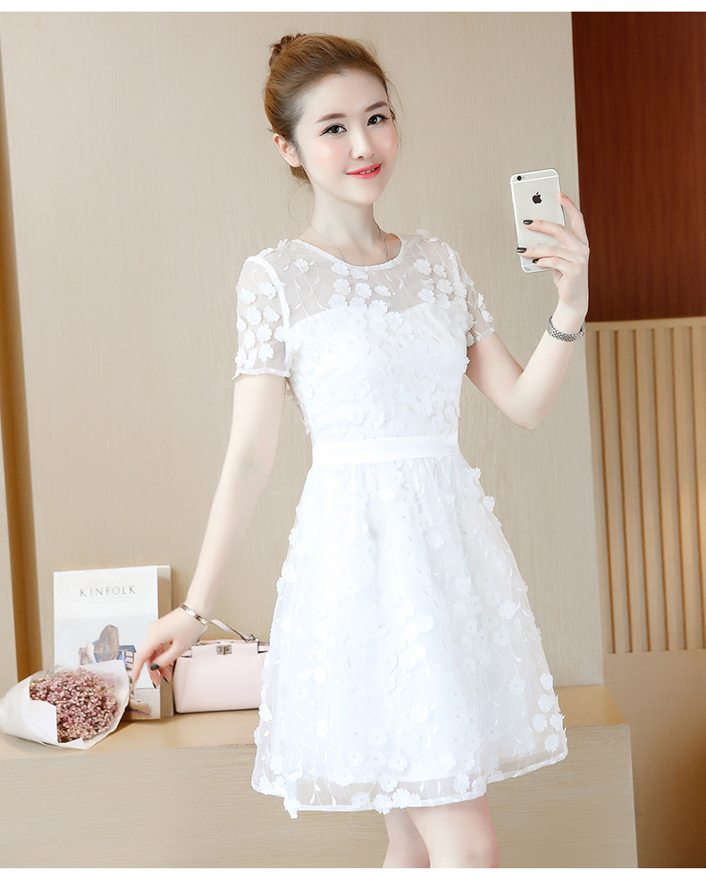 ชุดเดรสสั้นสีขาวผ้าแก้วปักลายใบไม้ ตกแต่งดอกไม้สีขาวสวยๆ