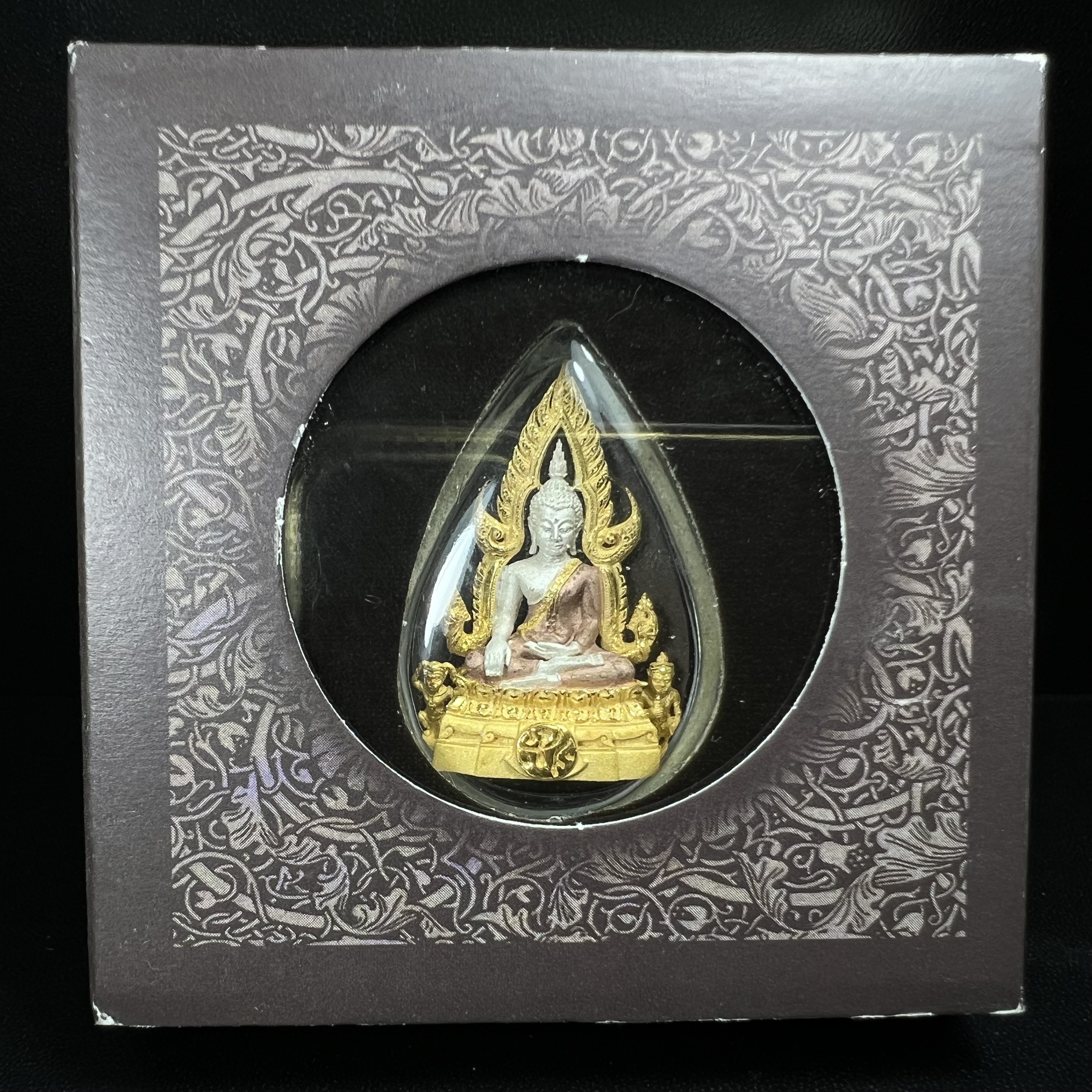 พระพุทธชินราช ภปร. โครงการ "เพราะแผ่นดินนี้ คือ แผ่นดินเกิด" ปี2548(รุ่นแรก) ลอยองค์ หน้าตัก 1/2 นิ้ว เนื้อเงินสามกษัตริย์ พุทธศิลป์งดงามทรงคุณค่า รุ่นยอดนิยม