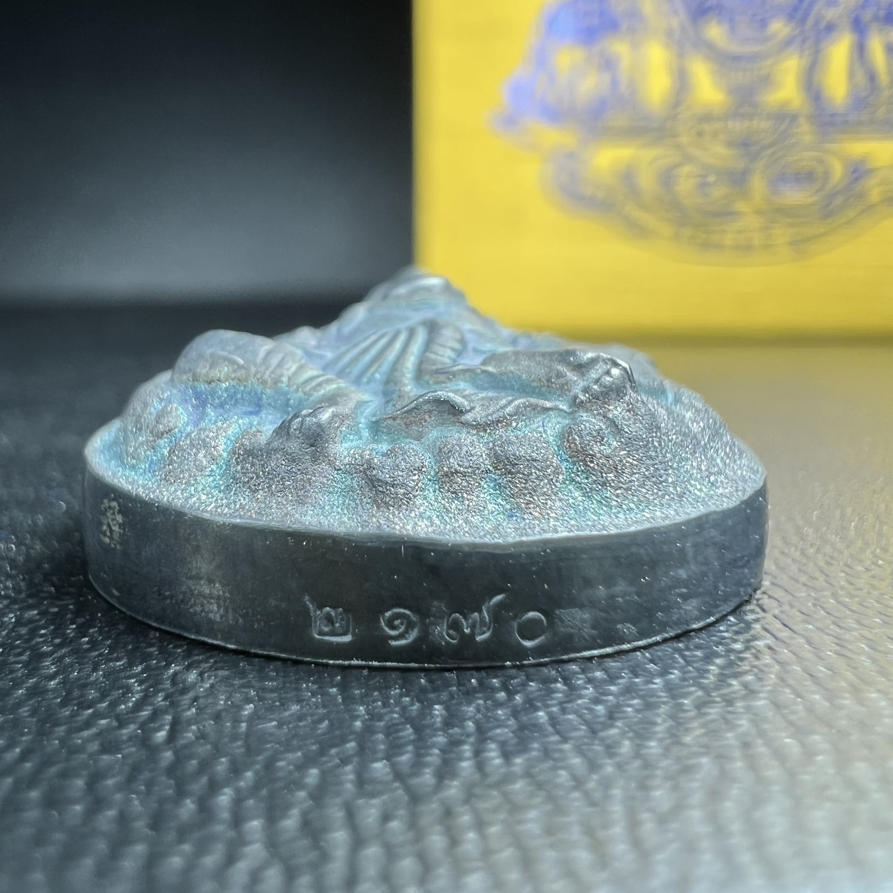 เหรียญพระพิฆเนศวร ญสส. ชุดกาญจนาภิเษกครองราชย์ 50 ปี พุทธศักราช 2538 พิมพ์ใหญ่(2.9 ซม.) เนื้อเงินผิวเดิมกลับดำขึ้นสีรุ้งเข้มขลังงดงามธรรมชาติสร้างสรรค์ สภาพสวยเดิมพร้อมกล่องบรรจุเดิม ตอกโค๊ดหมายเลขกำกับ(1ใน 5539องค์)