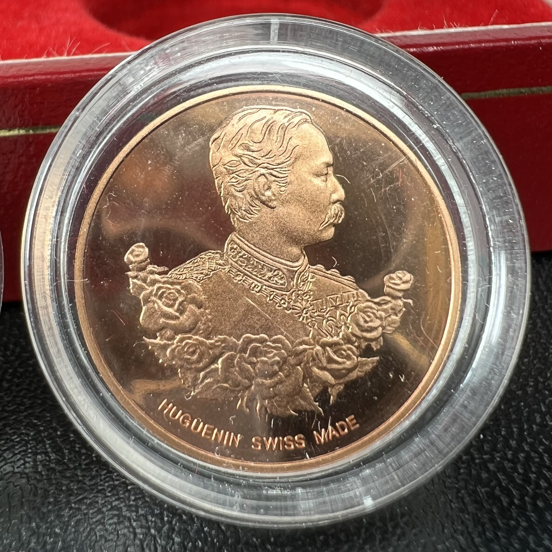 เหรียญพระพุทธโสธร-สมเด็จพระปิยมหาราช รุ่นกาญจนาภิเษก วัดสุทัศน์เทพวราราม ปี2538 ครบชุดสามกษัตริย์ 1 ชุดมี 3 เนื้อ (เงินขัดเงา+กะไหล่ทองขัดเงา+ทองแดงบริสุทธิ์ขัดเงา) ขนาด 19 มม. ครบชุดพิมพ์เล็กหมายเลขเดียวกันพร้อมกล่องและใบรับรองเดิม(1ใน 1000 ชุด หายากมาก)