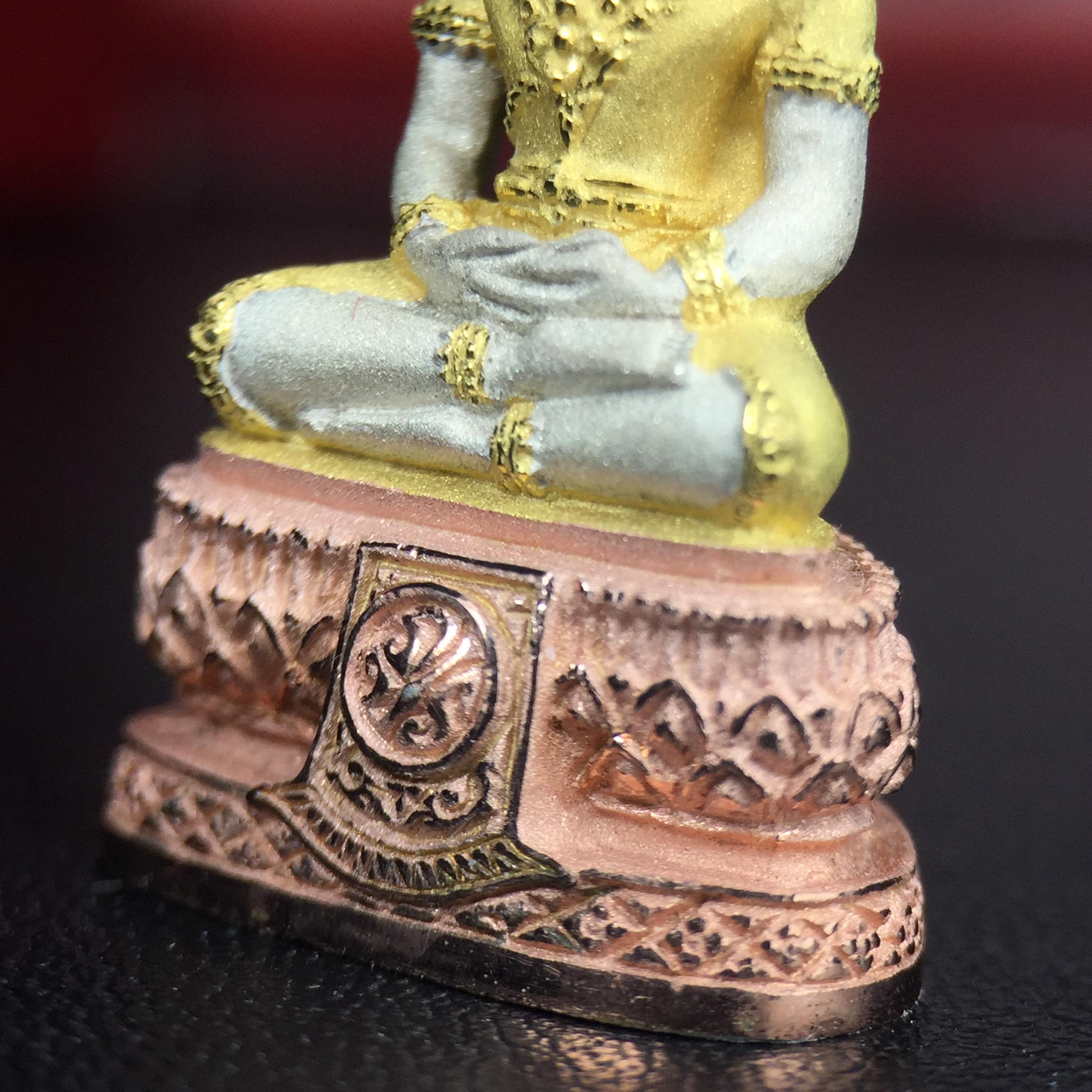 พระแก้วมรกต ภปร.(รุ่นแรก) ปี2545 จัดสร้างในมหาวโรกาส พระบาทสมเด็จพระเจ้าอยู่หัวรัชกาลที่ 9 ครบรอบ 75 พรรษา และฉลองกรุงรัตนโกสินทร์ครบ 220 ปี พิมพ์ลอยองค์ใหญ่ เนื้อเงินบริสุทธิ์ 92.5%(สามกษัตริย์) ขนาด 19*35 มม. พร้อมกล่อง สวยครบสมบูรณ์(องค์หมายเลข 2369)