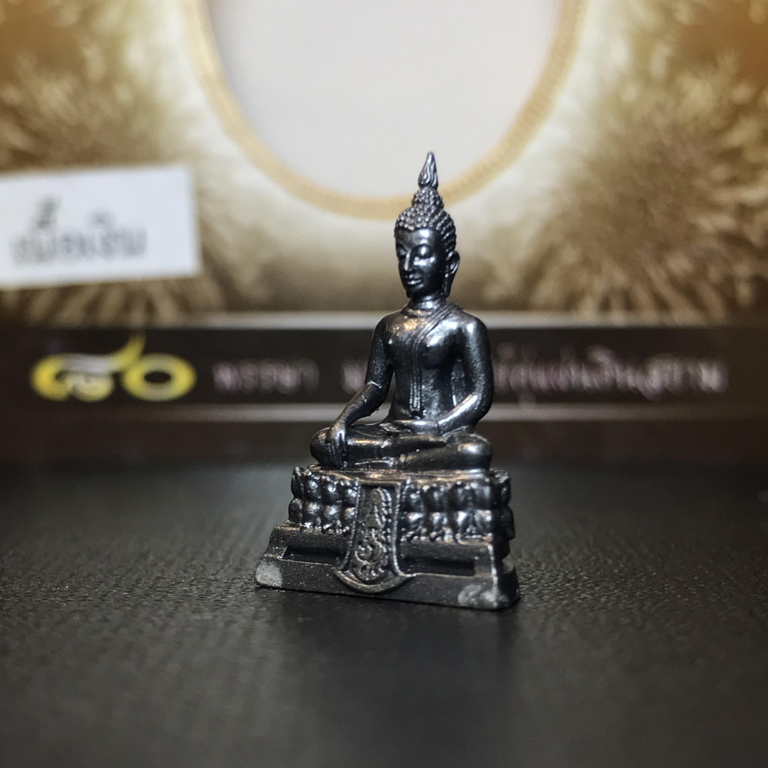 พระชัยวัฒน์ ภปร. พระพุทธรูปคุ้มเกล้า มหามงคล 80พรรษา “รุ่นเย็นศิระเพราะพระบริบาล 80พรรษา มหากษัตริย์คู่แผ่นดินสยาม” เนื้อเงินรมดำ ขนาด 10*21 มม.