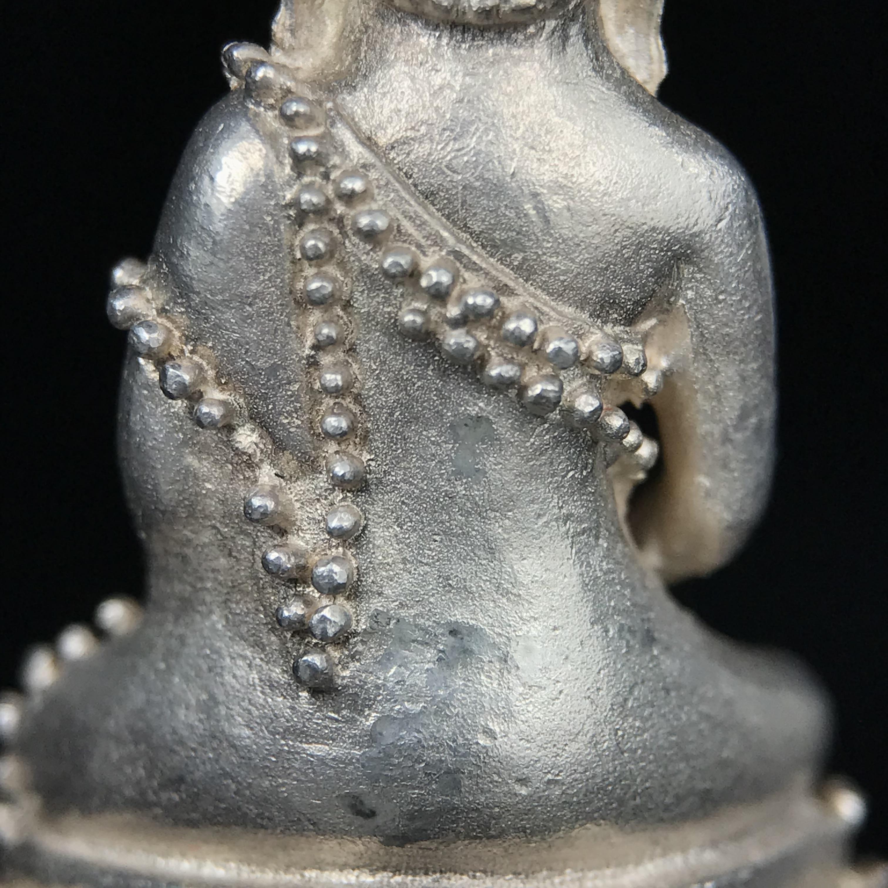 พระกริ่งญาณสังวร(พระกริ่ง ญส.)ปี 2519 เนื้อเงิน(สภาพสวยผิวเดิมขึ้นน้ำทองสวยมาก) สมเด็จพระญาณสังวรและหลวงพ่อคูณ ปริสุทโธ จับสายสูตรร่วมกันในพิธีเททอง ณ อุโบสถวัดบวรนิเวศวิหาร(พิธีใหญ่ เจตนาดี หลวงปู่โต๊ะร่วมปลุกเสก)(แบบนี้ไม่ควรพลาด)หายาก 1ใน 999 องค์