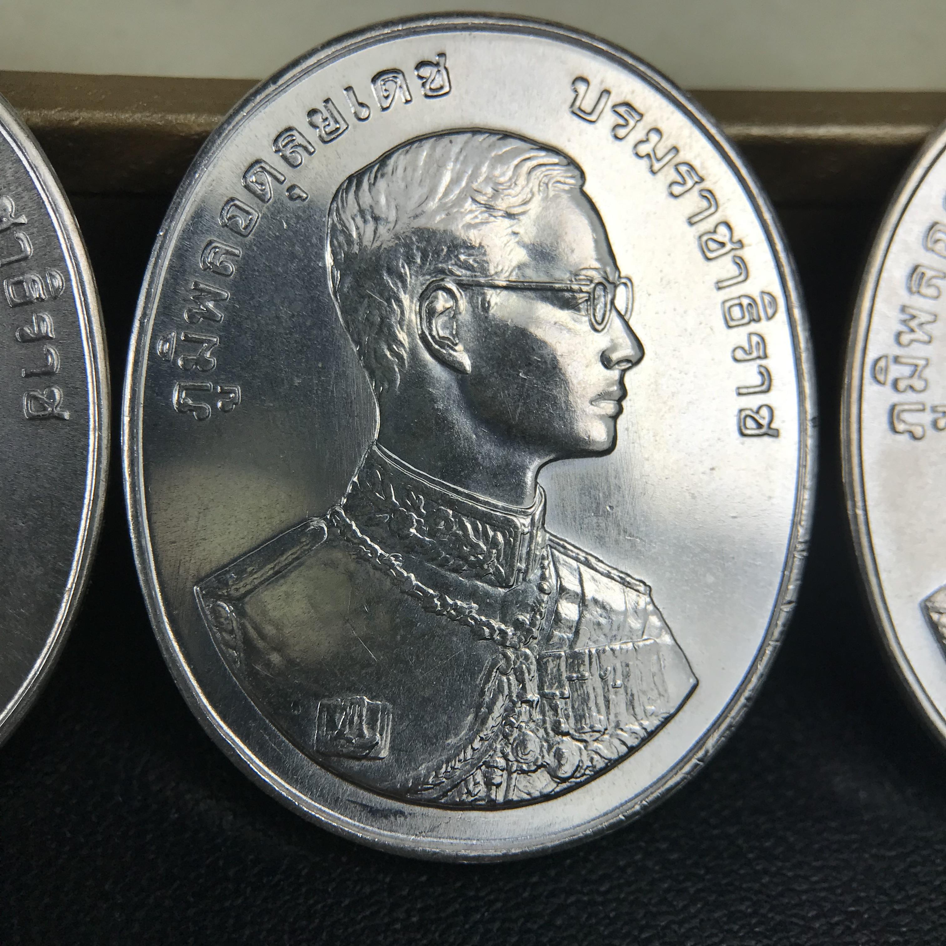 ชุดเหรียญพระพุทธปัญจภาคี ปี 2539 ครบชุด 5 เหรียญ พิมพ์ใหญ่ขนาดสูง 3 ซม. เนื้อเงิน โค๊ต ง.(เงิน) บล็อกกษาปณ์ พร้อมกล่องบรรจุซีนซองเดิมครบสภาพสวย เนื่องในมหามงคลวโรกาสที่ในหลวงรัชกาลที่ 9 ทรงครองสิริราชสมบัติครบ 50ปี พิธีใหญ่ ณ พระอุโบสถวัดพระแก้ว