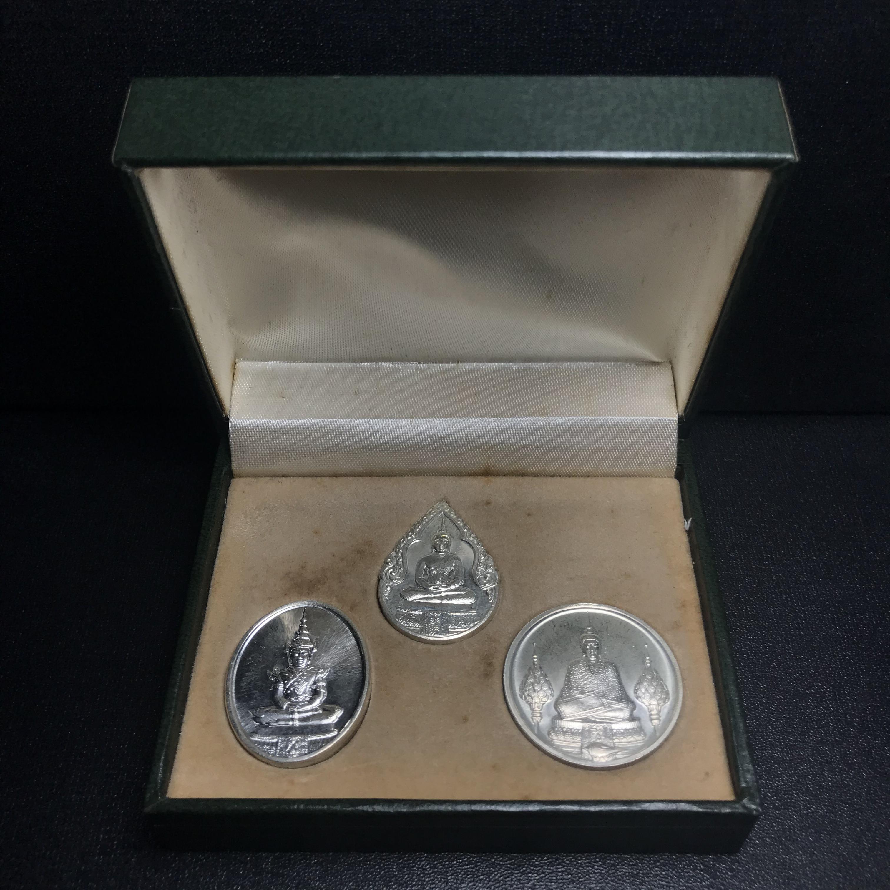 เหรียญพระแก้วมรกตหลัง ภปร ฉลองกรุงรัตนโกสินทร์ครบ 200 ปี พ.ศ.2525 เนื้อเงินกล่องบรรจุเดิมครบ3พิมพ์(บล็อกพระราชศรัธา)(ในหลวงรัชกาลที่9 เสด็จในพิธี)