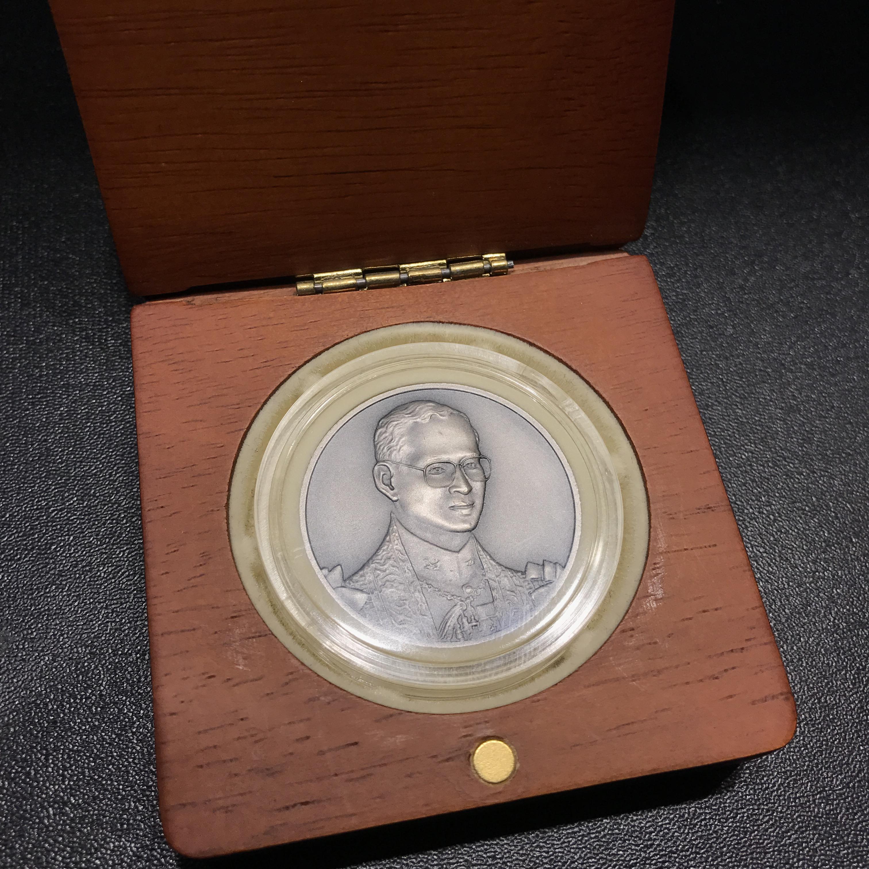 เหรียญที่ระลึกเปิดศาลรัฐธรรมนูญ จัดสร้างปี 2543 เนื้อเงินรมดำ