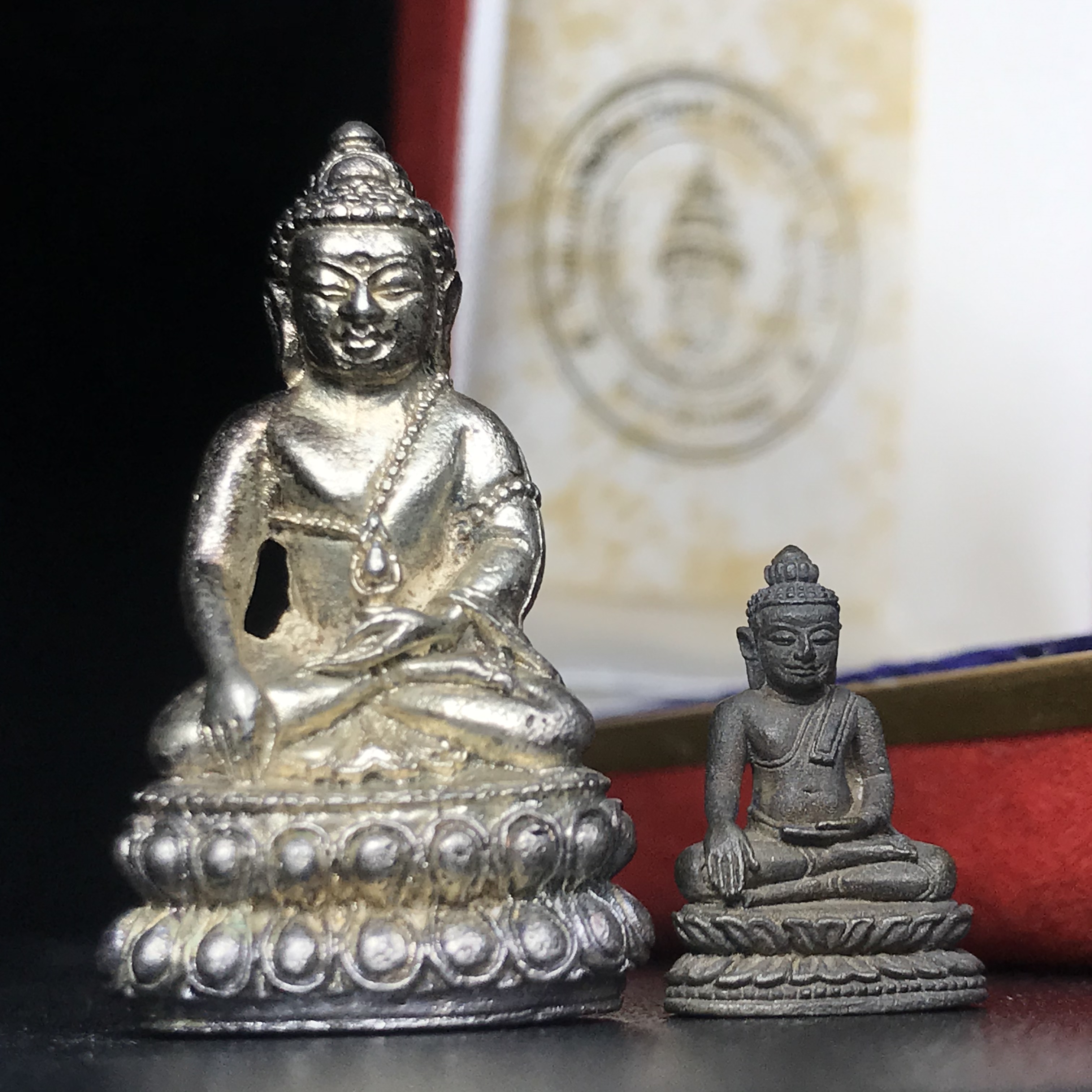 พระกริ่งฉลองพระชนมายุครบ 7 รอบ 84 พรรษา สมเด็จพระสังฆราช(วาสน์) วัดราชบพิธ พ.ศ.2525 เนื้อเงิน สภาพสวยมาก ในกล่องชุดพิเศษกรรมการ พร้อมพระชัยวัฒน์ เนื้อนวโลหะ ครบชุดสมบูรณ์(หายาก)